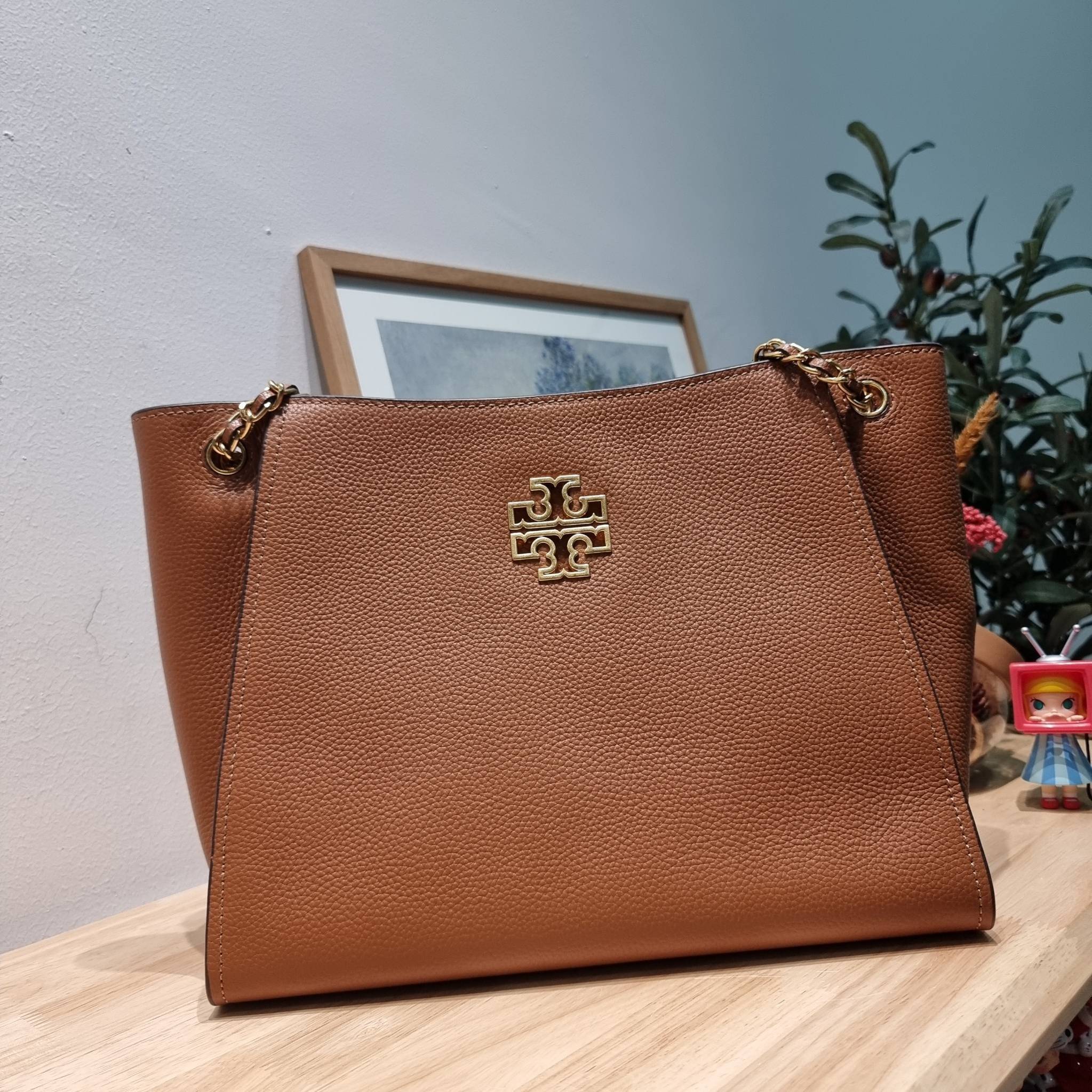 TORY BURCH BRITTEN SMALL SLOUCHY TOTE / TORY TOTE BAG / TORY BAG กระเป๋าสะพายตัวแม่ รุ่น top ที่สวยดูแพง ใช้งานสะดวกมาก ดีไซน์ออกมาได้เรียบหรู ผู้ดี