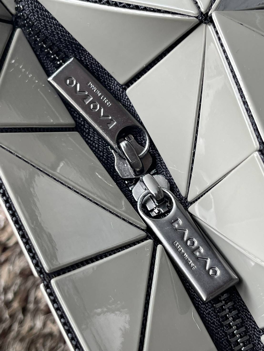 Bao Bao Issey Miyake ROCK MATTE ซีรีส์นี้จะเป็นทรงสี่เหลี่ยมผืนผ้า มีซิปปิดด้านบน ถือเป็นรุ่นที่เหมาะกับการใช้งานในชีวิตประจำวัน สามารถพับมุมและบริเวณด้านล่างของกระเป๋าเพื่อเพิ่มความสะดวกสบายในการใช้งาน ทั้งยังช่วยให้วางกระเป๋าในแนวตั้งได้อีกด้วย แผ่นต่อส