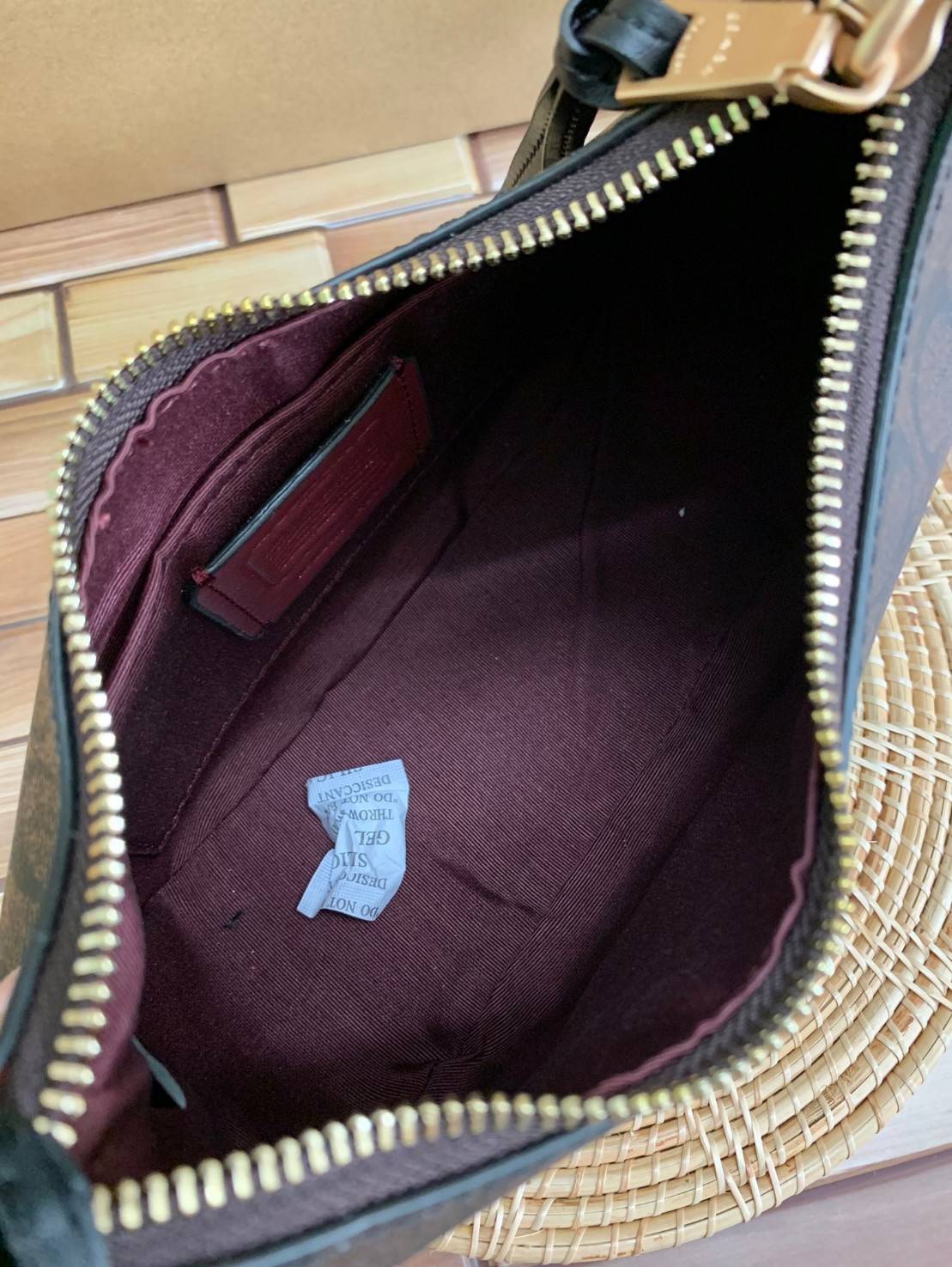 COACH KLEO HOBO BAG ((C7257//C6809//C6807)) พร้อมส่ง คุณภาพเกินเบอร์เลยจ้าา จำนวนจำกัด! กระเป๋าคล้องไหล่หรือสะพายข้างได้ Hobo รุ่นใหม่ล่าสุด ดีไซด์รูปทรงให้ดูเรียลขึ้น หนังแท้นิ่มสวย เปิดปิดกระเป๋าแบบซิปมีหนังห้อยลงมา ภายในกระเป๋าสามารถใส่กระเป๋าเงินใบยาว