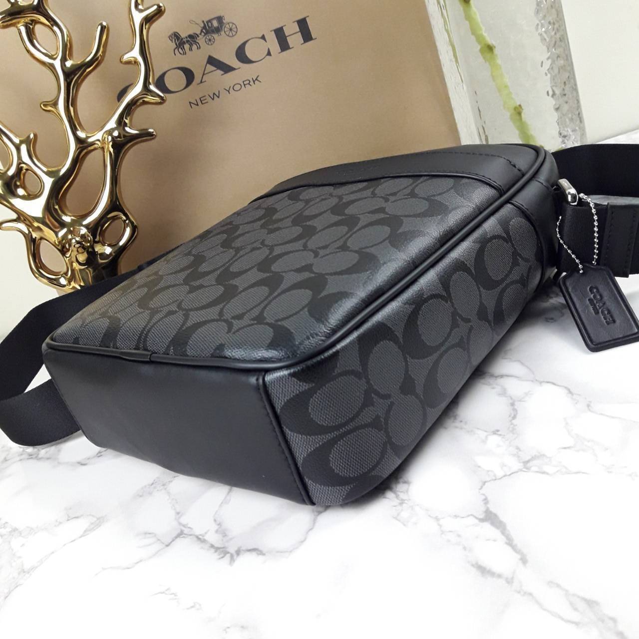 อมตะ ฆ่าไม่ตายจริงๆ กับรุ่นนี้!!😎//>>COACH CHARLES FLIGHT BAG(F54788)🍁สะพายข้าง ทรงสวย เป็นอีกรุ่น ที่ฮิตตลอดกาลไปเรียบร้อยแล้ว//วัสดุหนังแคนวาส สลับหนังแท้อย่างดี // ใช้ได้ทั้งชายและหญิง Unisexสุดๆ ใช้งานง่าย ทรงกล่อง จะสะพายเที่ยว 