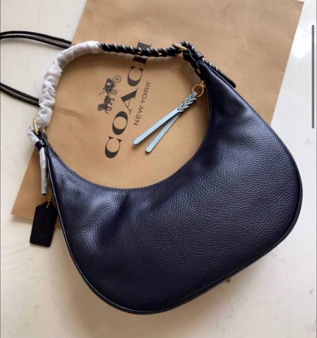 COACH BAILEY HOBO WITH WHIPSTITCH ((C4108//C1322)) พร้อมส่งที่ไทย!! สวยจริงไม่จกตาแน่นอนค่าา กระเป๋าทรงโค้ง ใช้แบบหิ้วหรือคล้องไหล่ก็ดูดี ใช้วัสดุหนังแท้ชั้นดี หนังสวยมากๆค่ะ ด้านหน้าใช้อะไหล่แบรนด์ตัวใหญ่ หรู ดูสะดุดตามีเดียว