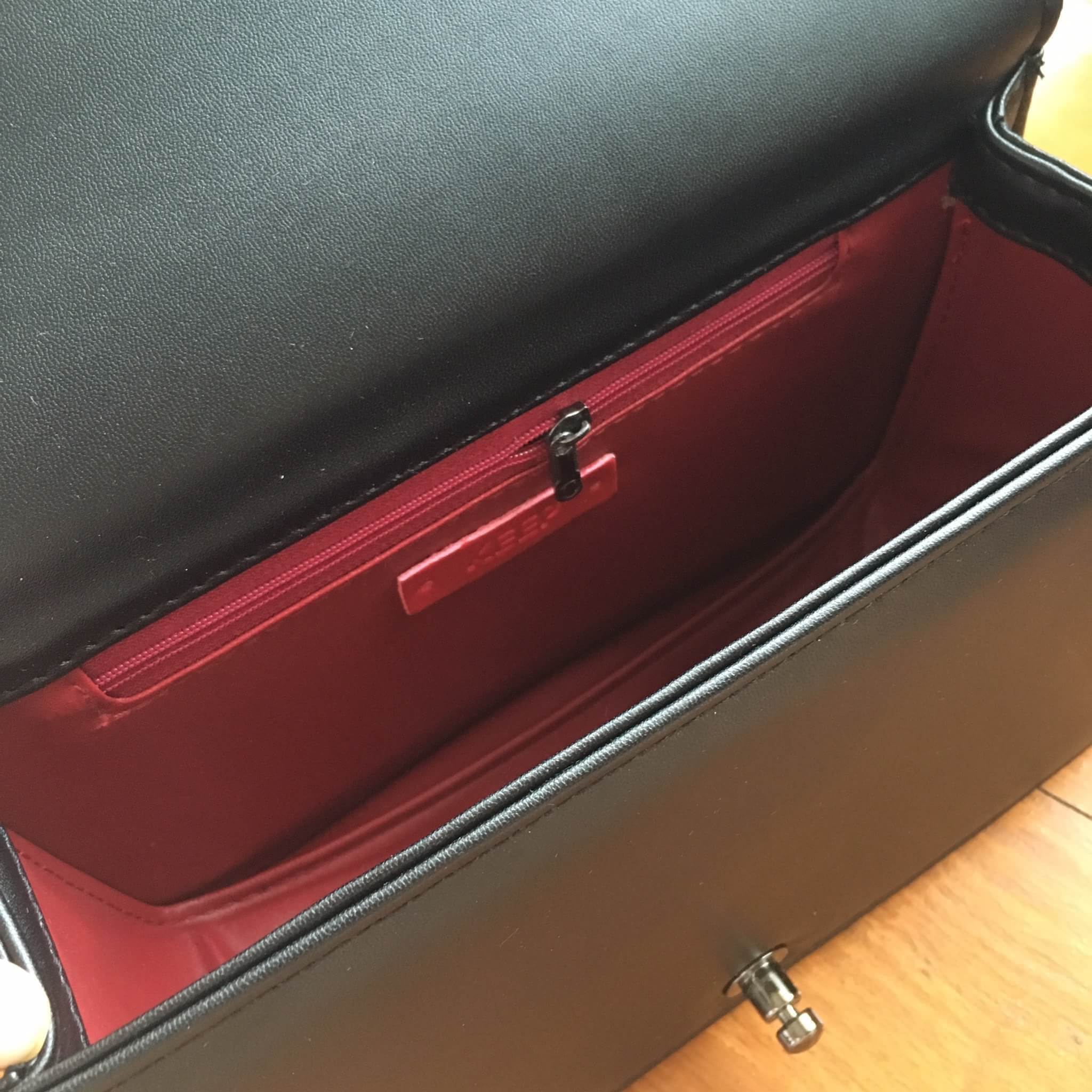 แบบมาใหม่ Limited กันเลยค่า 👍 ทางร้าน ได้กระเป๋า จากแบรนด์ KEEP ทรง Chanel สุดหรู รุ่น KEEP shoulder diamond chain bag สวย หรู มากๆ เลยน๊า กระเป๋าอยู่ทรงสวยงามมากคะ สายโซ่ มีที่รองไหล่ สะพายสบายคะ สายปรับ สั้น ยาวได้คะ ภายในสีแดง มีช่องใส่ของ 1 ช่