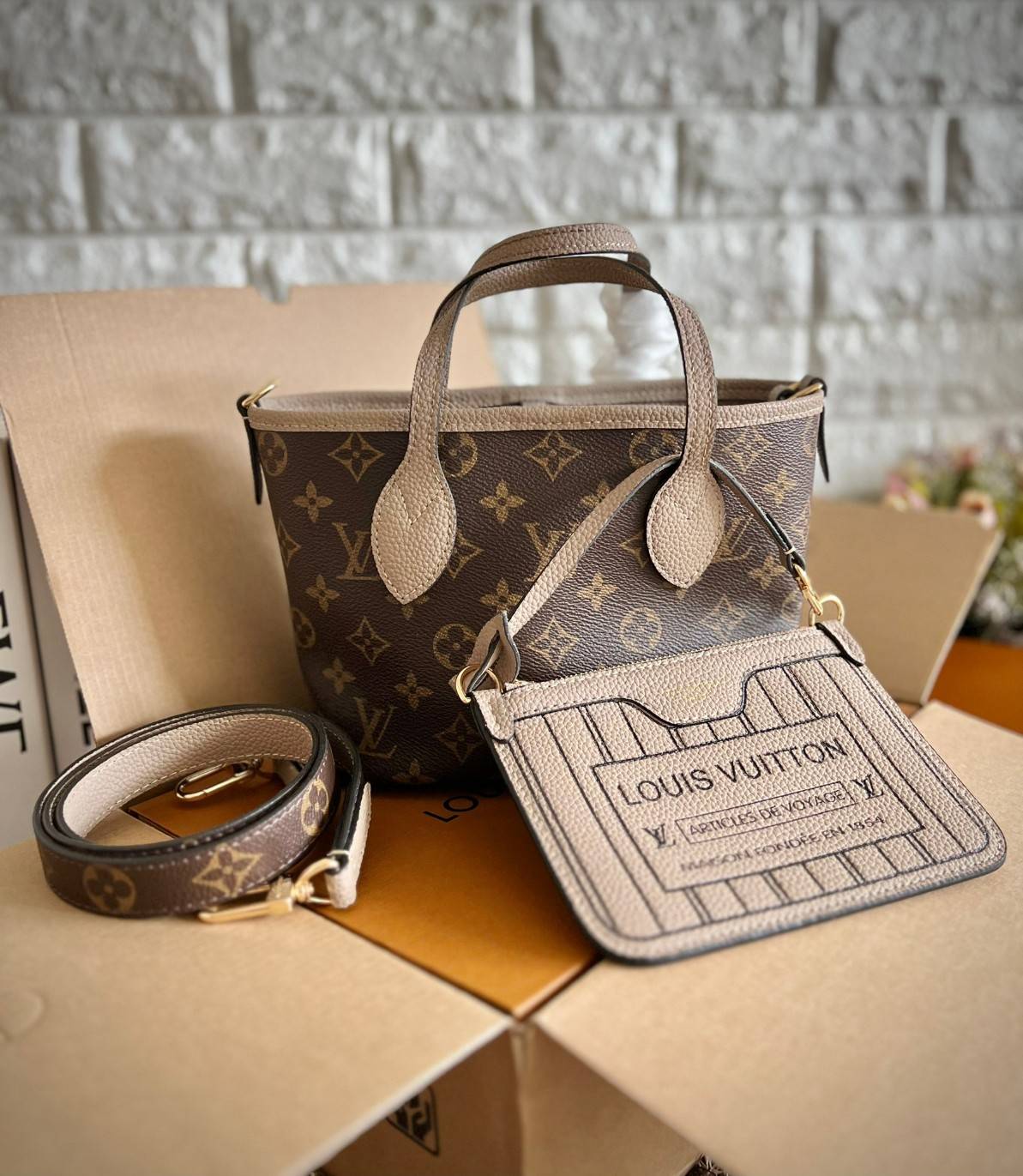 LV Neverfull Bandoulière Inside Out BB กระเป๋าทรงโท้ทไซส์เล็กใช้งานได้สองด้าน มีตะขอเกี่ยวสามารถปรับรูปทรงกระเป๋าได้หนังแท้นิ่มสวย ลายโมโนแกรมและหนังลายเกรน มาพร้อมใบลูกเข้าเซ็ทใส่สายสะพายยาวได้
