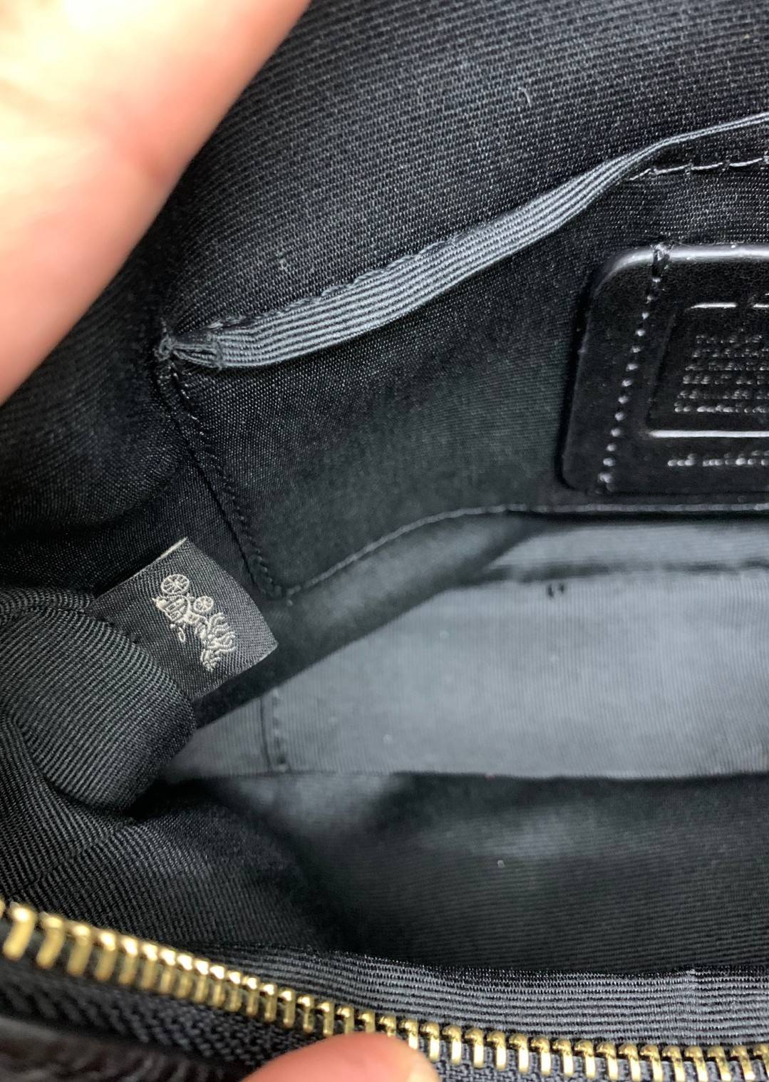 Coach Leather Jes Crossbody in Colorblock ((72704)) กระเป๋าสะพายข้าง//ครอสบอดี้ร์ วัสดุหนังแท้ หนังนิ่มสวยงาม มากๆค่ะ ด้านหน้ามีโลโก้แบรนด์เด่นชัดสะดุดตา ช่องหลักแบ่งเป็น2ซิป แต่ละช่องกว้าง ใส่กระเป๋าเงินใบยาวได้ ของอื่นๆได้จุค่ะ มีช่องเล็กให้ใส่ของจุกจิก