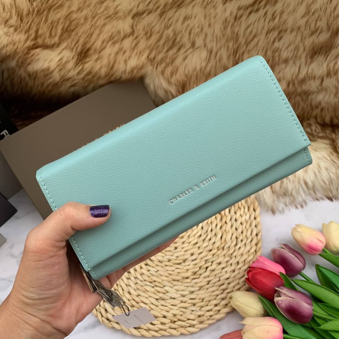 ของแท้ 💯% CHARLES & KEITH METAL TASSEL CLASSIC LONG WALLET กระเป๋าเงินใบยาวรุ่นพู่ยอดฮิต!! หนังพิมพ์ลายคาร์เวียร์ใช้ทน ด้านหลังมีช่องใส่บัตร/แบงค์ได้