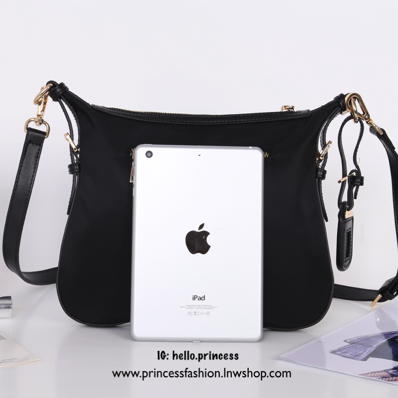 Prada Tessuto Saffiano Nylon and Leather Crossbody Messenger Bag กระเป๋าสะพาย ทรงสวย ดูโดดเด่น จากแบรนด์ Prada แท้ 100% ทำจากวัสดุผ้าไนล่อน เนื้อหนา คุณภาพดี อะไหล่ทอง สวยหรูดูแพง ซับในพิมพ์ลายแบรนด์สวยๆ ตามแบบฉบับแบรนด์ ใส่ IPad, เครื่องสำอางค์, กระเป๋าส