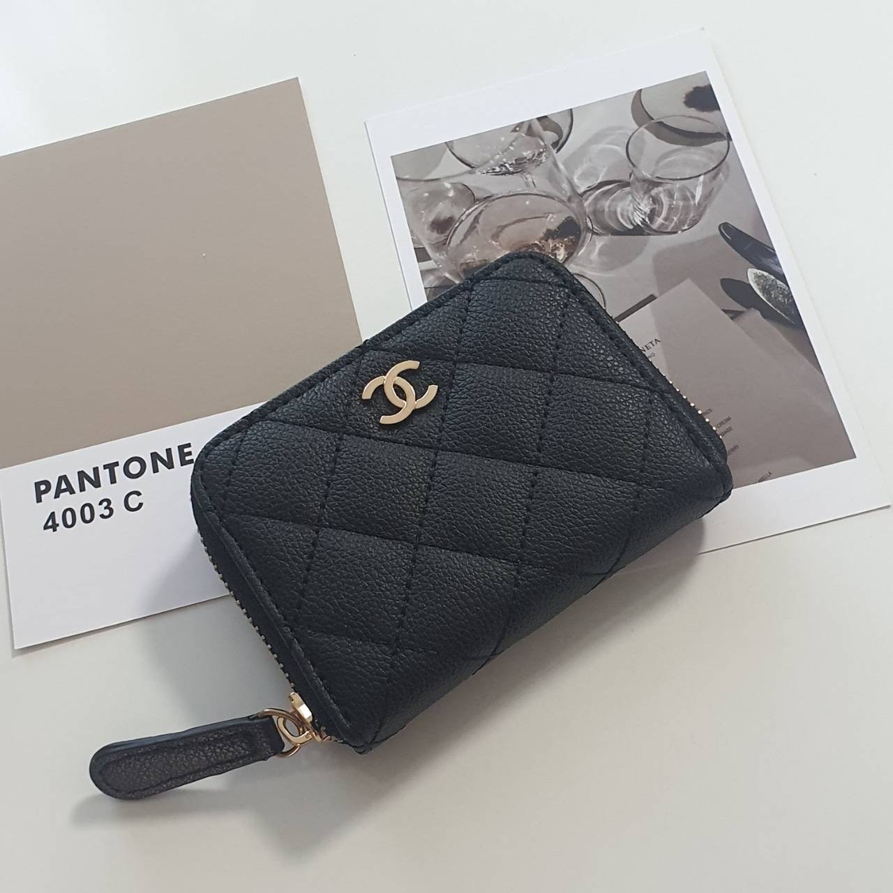 CHANEL SMALL ZIP WALLET พร้อมส่งที่ไทยแล้วค่ะ ♡♡ กับ กระเป๋าสตางค์ใบสั้น แนะนำรุ่นนี้คะ งานพรีเมี่ยมกิ้ฟท์จากเค้าเตอร์ต่างประเทศ **ทรงมินิน่ารักกก หนังสัมผัสลายด้าน จากแบรนด์ CHANEL (GWP) ด้านหน้ามีโลโก้แบรนด์ CC เปิดปิดด้วยซิปมีที่จับหนัง ด