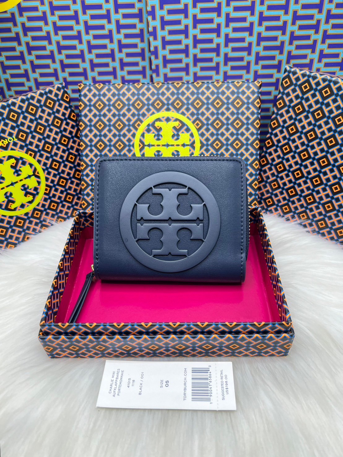 Tory Burch Charlie Mini Bi-fold Leather Wallet / Tory Wallet พร้อมส่ง กระเป๋าสตางค์ใบสั้น รุ่นใหม่ขายดี หรูหราทุกสี ดีไซน์คลาสสิค ขนาดกำลังพอเหมาะ โดดเด่นด้วยโลโก้