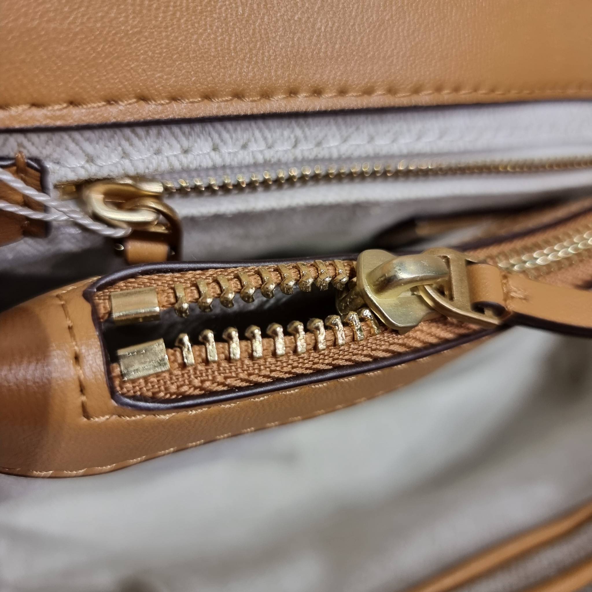 TORY BURCH KIRA CHEVRON CONVERTIBLE SHOULDER BAG กระเป๋าสะพายรุ่นยอดฮิต ไซส์ใหญ่จัดเต็มให้เน้นๆ ใช้ยังไงก็ดูหรู ดีไซน์เฉพาะตัว วัสดุหนังแกะ สัมผัสนิ่ม เปิด-ปิดด้วยกระดุมแม่เหล็ก ภายในเป็นช่องโล่ง แบ่งสัดส่วนไว้ดีมากๆ ใส่กระเป๋าสตางค์ มือถือ เครื่องสำอางค์