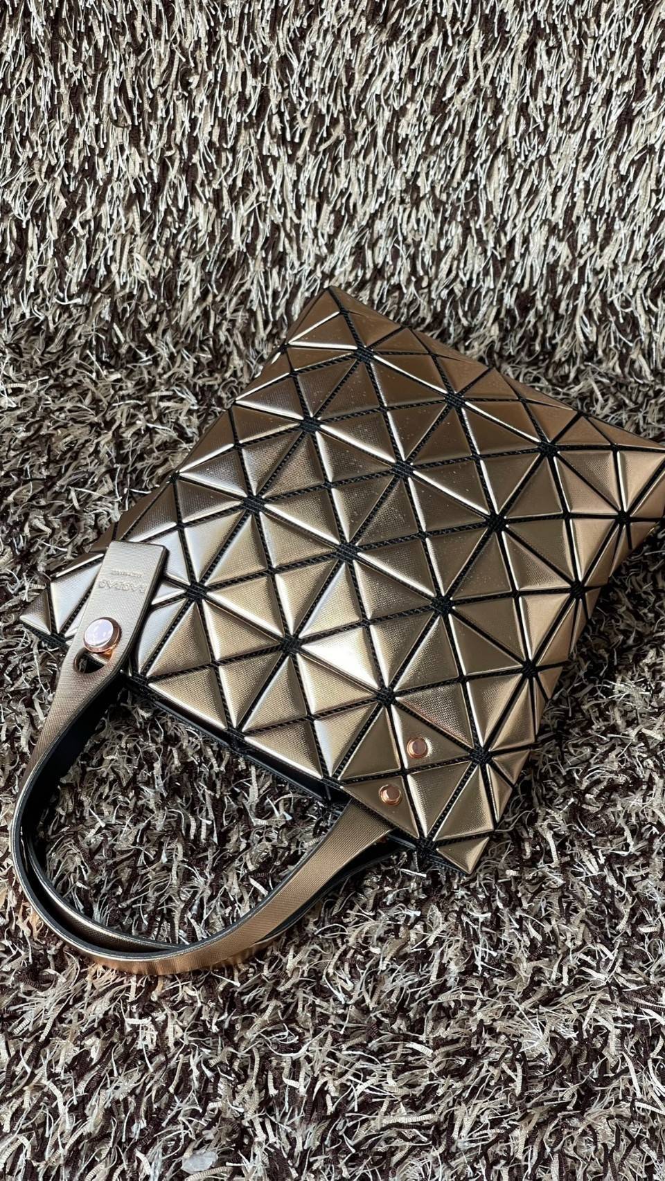 BAO BAO ISSEY MIYAKE PLATINUM COFFRET สะท้อนแสงเพื่อสร้างสินค้าระดับพรีเมียมที่ให้ความเงางามที่เหนือกว่า เพิ่มความหรูหราและโดดเด่นให้กับ เพราะมีความแวววาวและเป็นประกาย
