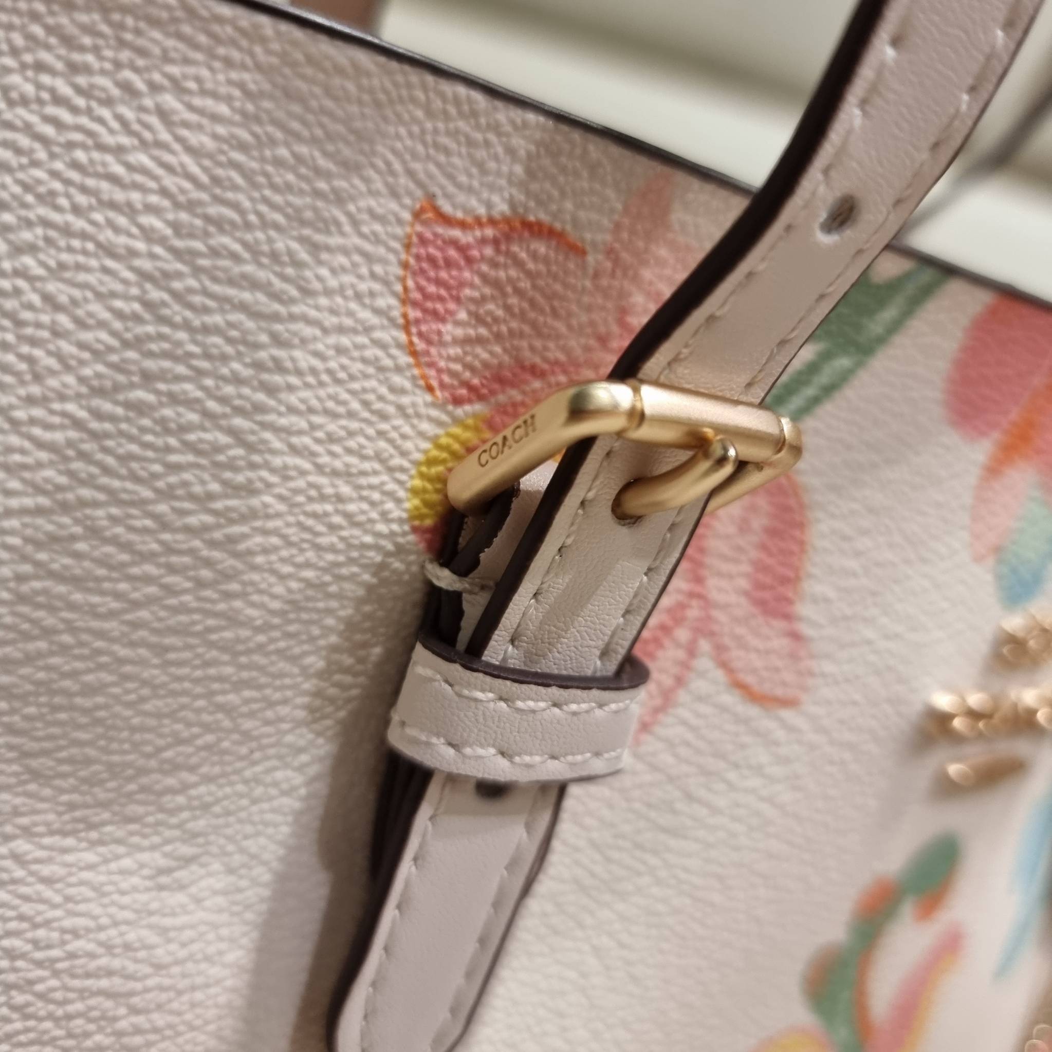 COACH C8217 MOLLIE TOTE 25 WITH DREAMY LAND FLORAL PRINT คอลใหม่ล่าสุด ยังไม่เข้า shop ไทย สวยๆแบบไม่ต้องรอพรีฯให้ยาวนาน กับกระเป๋าโท้ทไซส์เล็กที่สาวๆต่างก็ต้องปักใจรัก สวยสมใจ ดีไซน์ลวดลายดอกไม้ คละเคล้าเต็มใบ ละมุน สดใส น่าใช้สุดๆ วัสดุหนังแคนวาส ภายในโ