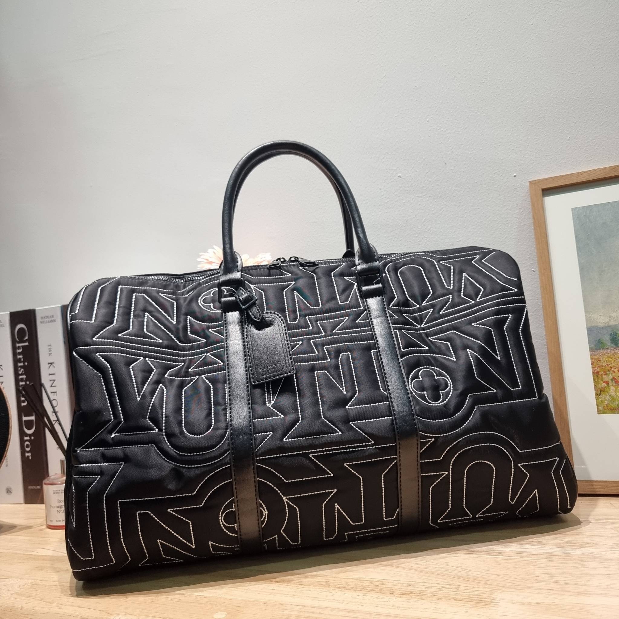 LV KEEPALL 50B SNOW BAG กระเป๋าเดินทางสุดคลาสสิค ประจำฤดูกาล Winter 2022 สไตล์สปอร์ต ทึ่ใครๆก็เฝ้ารอ ไอเท็มที่จะทำให้การเดินทางไม่ธรรมดาอีกต่อไป ด้วยดีเทลความเป็นเอกลักษณ์ เรียบแต่หรู ดีไซน์ลายปักความเป็นเอกลักษณ์ผสาน ลวดลายโมโนแกรมฟลาวเวอร์ ลงบนผ้าไนลอนร