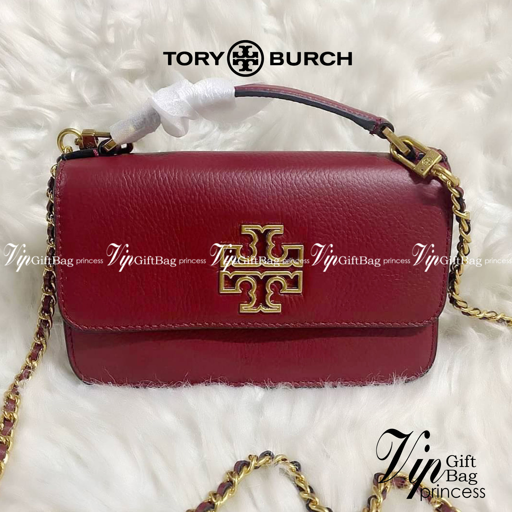 TORY BURCH BRITTEN MINI TOP HANDLE BAG พร้อมส่งที่ไทย กระเป๋าสะพาย Crossbody วัสดุหนังวัวแท้ การออกแบบเรียบง่าย ยังคงความหรูหราเอาไว้ มาพร้อมสายยาวโซ่อะไหล่ทองสลับหนัง ถอดออกได้ ตอบสนองการใช้งานได้ดี มีหูหิ้วด้านบนสามารถใช้งานได้ในหลายโอกาสค่ะ