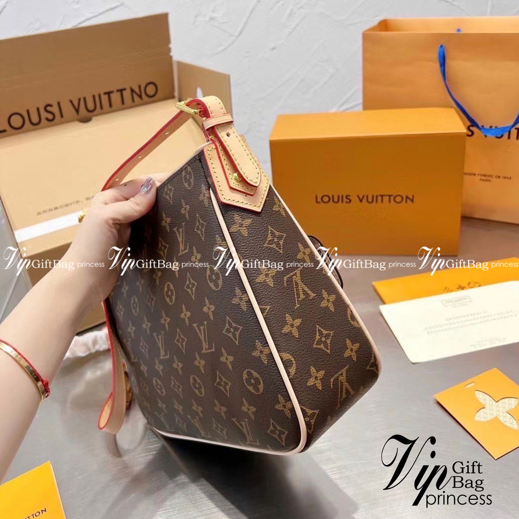 LV Hudson GM Monogram กระเป๋าสะพายสุดเท่ห์ไม่ซ้ำใคร Unisex ขนาดกำลังดี รูปทรงสวย ด้านหน้าโดดเด่นด้วยสกรีนโลโก้แบรนด์ วัสดุแคนวาส ผสมหนังแท้ ด้านในโล่งกว้าง มีช่องแยกย่อยไว้เก็บของสำคัญได้อย่างเป็นสัดส่วน จุของได้เยอะ พร้อมสายสะพาย ปรับระดับได้ตามการใช้งาน