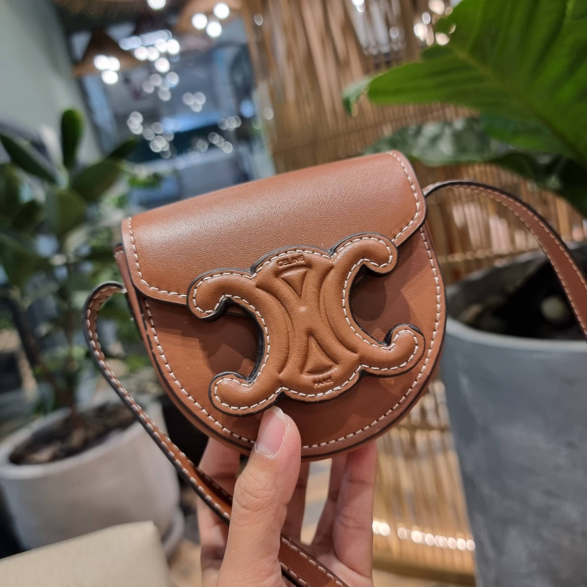 CELINE BESACE CUIR TRIOMPHE MINI BAG รุ่นที่หนุ่มๆสาวๆต่าวก็ถามหา!! เดอะเบสท์เซลเลอร์ กระเป๋าสะพายมินิไซส์ เล็กแต่ปังมาก!! ดีเทลเรียบแต่หรู วัสดุหนังแท้ สีคลาสสิค เปิด-ปิดด้วยกระดุมแน่นหนา ภายในเป็นช่องโล่ง สายสะพายในตัวปรับได้ตามชอบ ใบนี้สามารถใส่บัตร ใส