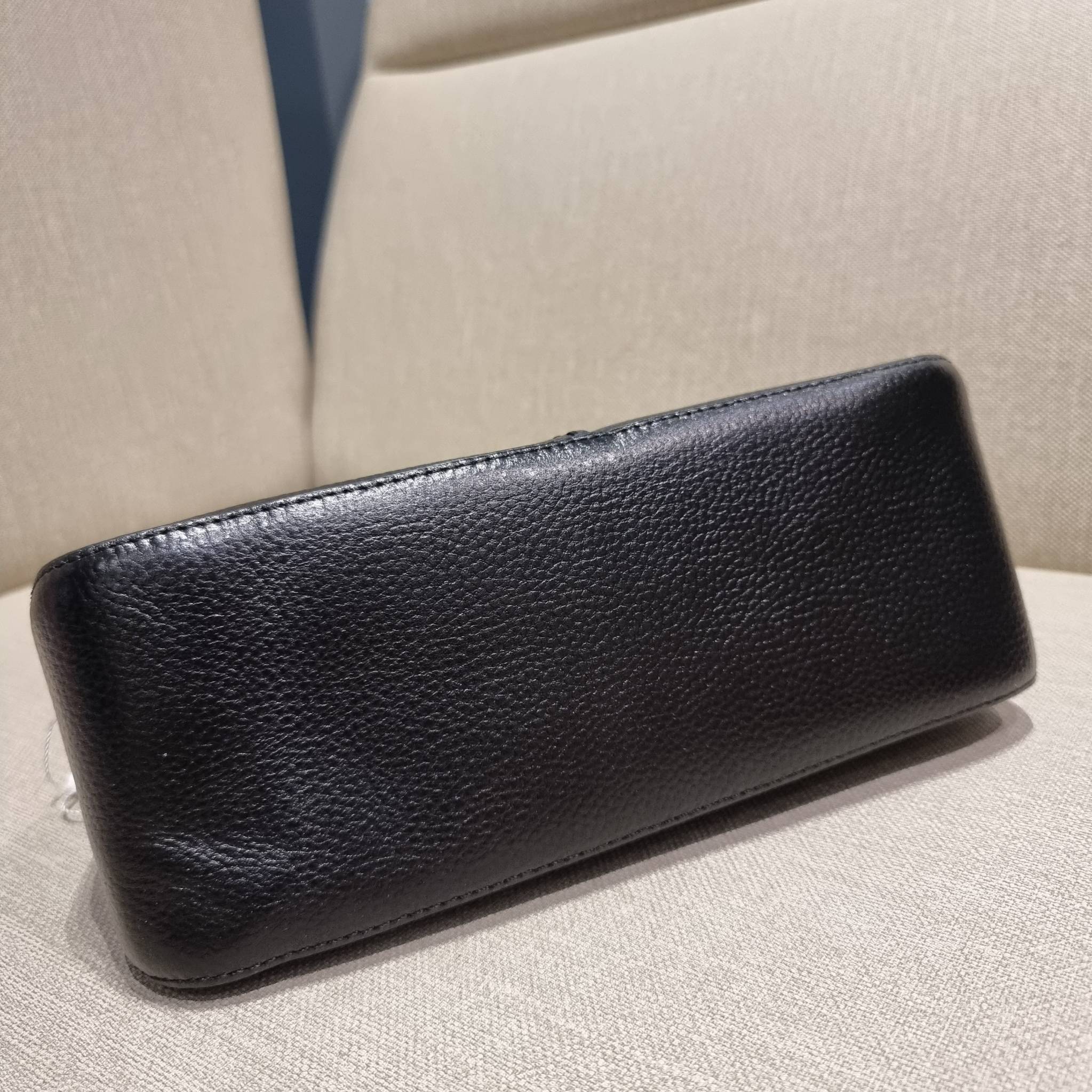 TORY BURCH MCGRAW WEDGE กระเป๋าสะพายไหล่ ทรงสวยไม่ซ้ำ ไม่เกร่อ!! สะดวกใช้งาน ดีไซน์เรียบแต่แฝงความหรู และคลาสสิคในตัว วัสดุหนังลูกวัว สัมผัสดี สวยคม เปิด-ปิดด้วยซิป ภายในเป็นช่องโล่ง มีช่องย่อยเก็บบัตร มาพร้อมสายสะพายในตัว ปรับได้อีกเล็กน้อย ไอเท็มนี้เหมา