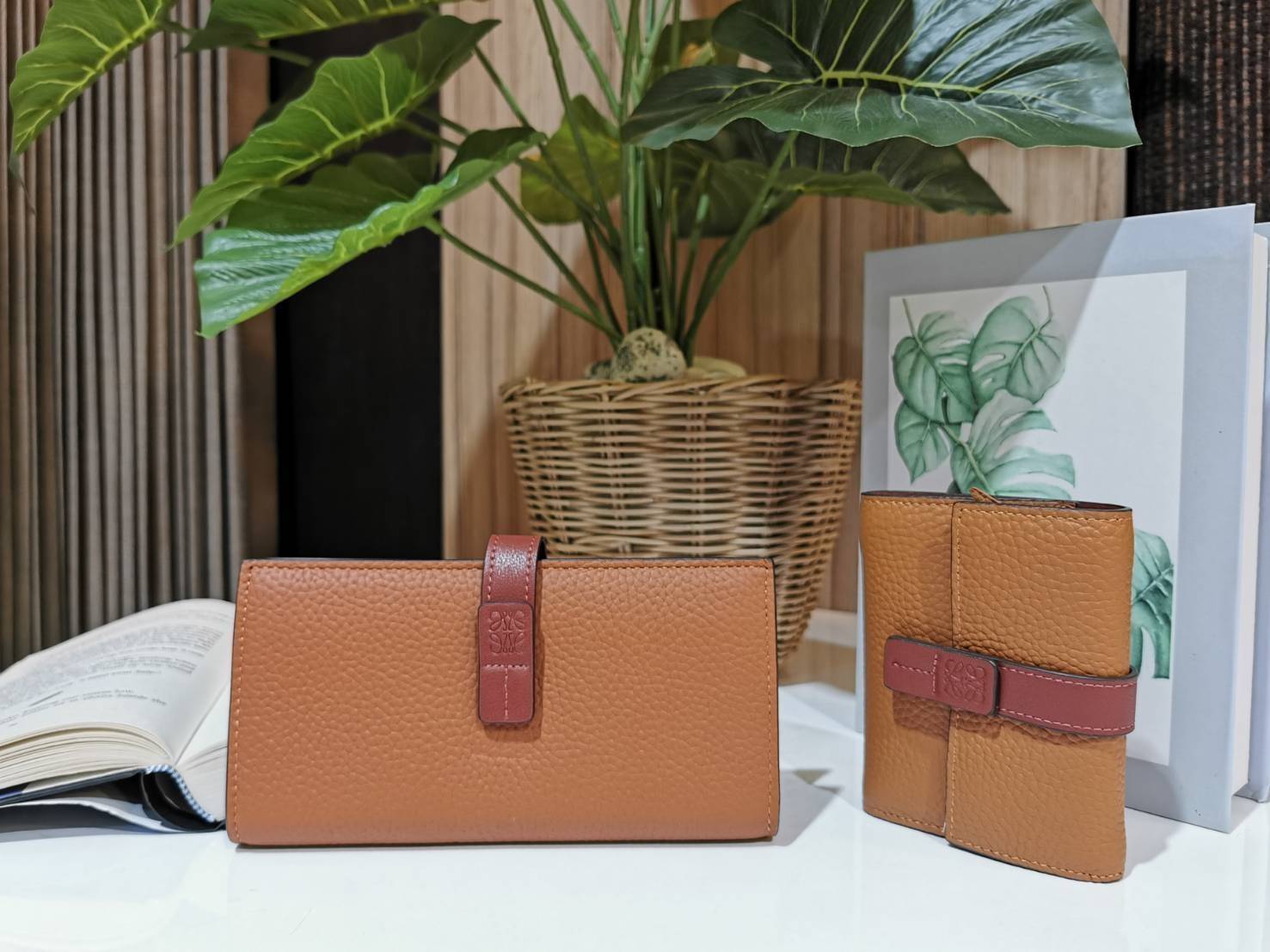 LOEWE LONG WALLET BAG VIP วัสดุหนังแท้เทคเจอร์สวยอยู่ทรงปั้มโลโก้แบรนด์ด้านหน้าเปิดปิดด้วยกระดุม ภายในมีช่องใส่ธนบัตรหลายช่อง ช่องหลักสามารถใส่มือถือได้ มีช่องซิปใส่เหรียญ ช่องใส่ธนบัตรใส่แบงก์พันได้ สวยน่าใช้ พร้อมส่งที่ไทยสุดคุ้มห้ามพลาด!