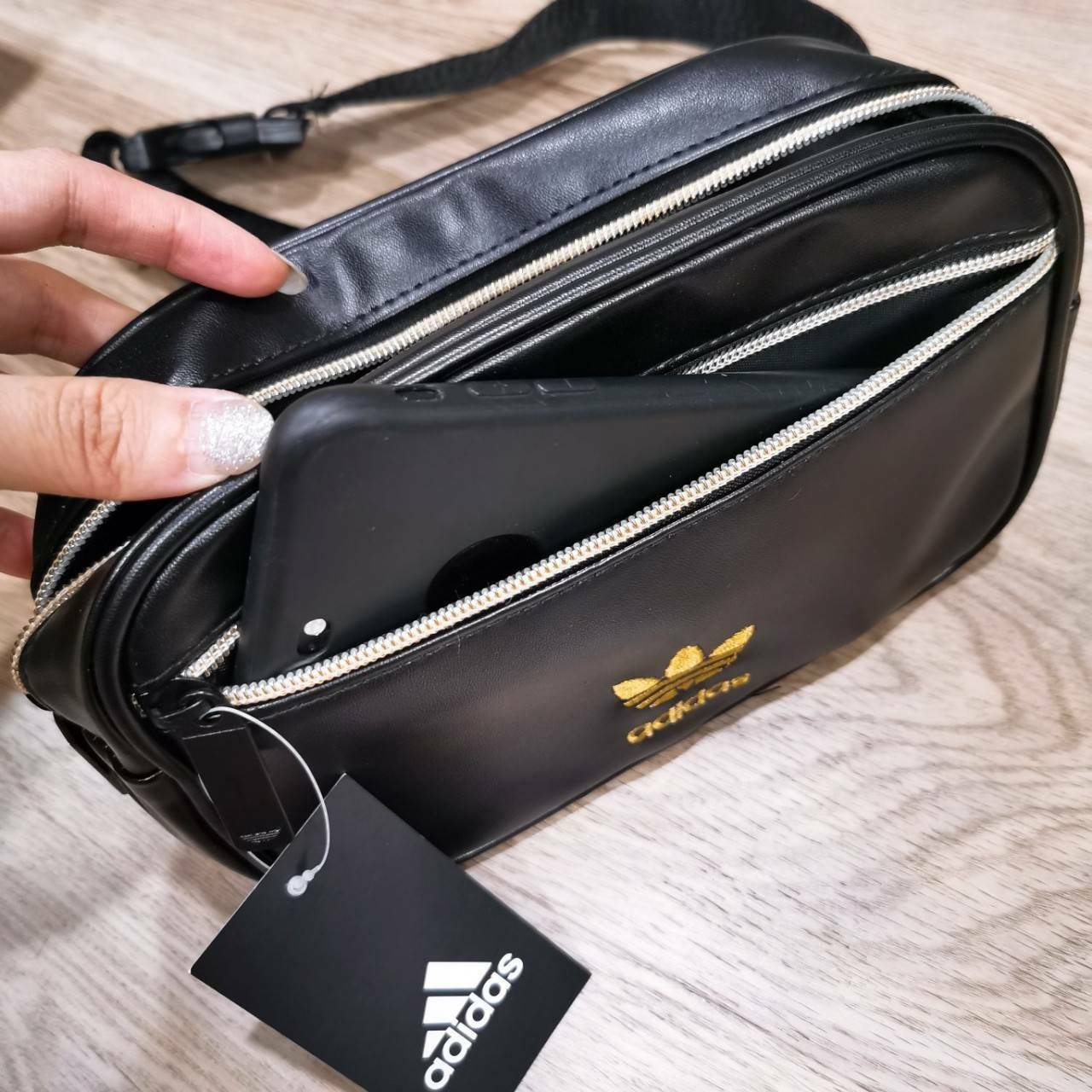Adidas Factory Mini Waist Bag กระเป๋าสะพายสไตล์สปอร์ตแบบคาดเอวหรือคาดอกดีไซน์สุดฮิตใช้ได้ทั้งชายและหญิง วัสดุหนังเรียบแบบนิ่มกันน้ำอยู่ทรงทำความสะอาดง่าย ขนาดกำลังดี น้ำหนักเบา ด้านหน้ามีโลโก้แบรนด์ เปิดปิดด้วยซิปสะดวกใช้ หัวซิปปั้มแบรนด์สายสะพายเลื่อนปรั