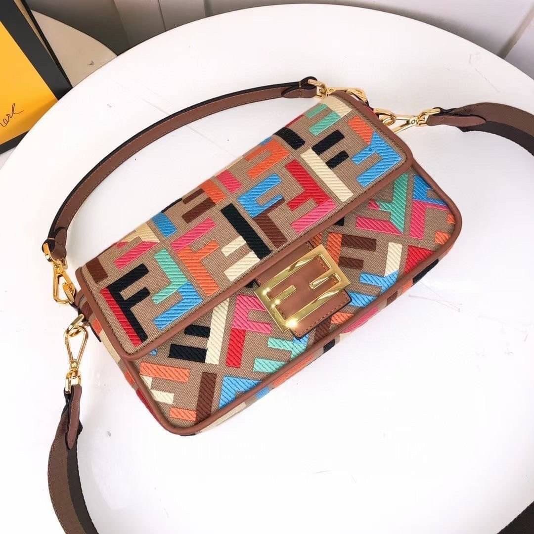 หนังแท้ Fendi Baguette Multicolour bag in canvas with FF monogram medium กระเป๋าสะพายอันเป็นเอกลักษณ์ งานหนังแท้พร้อมทอลายนูน FF ที่มีการปักแบบทูโทน ตัดแต่งด้วยหนังและประดับด้วยตัวล็อค FF มาพร้อมสาย 2 แบบ สำหรับคล้องแขน และสายครอสบอดี้สีทูโทน ภายในเป็นช่อ