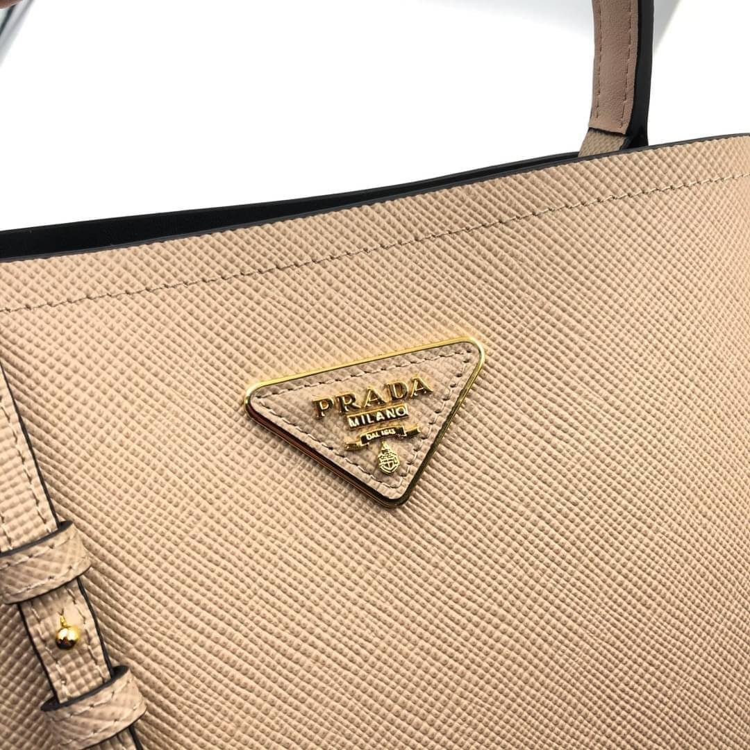 VIP 】หนังแท้ Prada Panier Bag Medium Saffiano Leather พร้อมส่งที่ไทย กระเป๋าสะพายข้างทรงบัคเก็ต จุของได้เยอะมาก เรียบแต่หรู ต้องใบนี้เลยค่าา