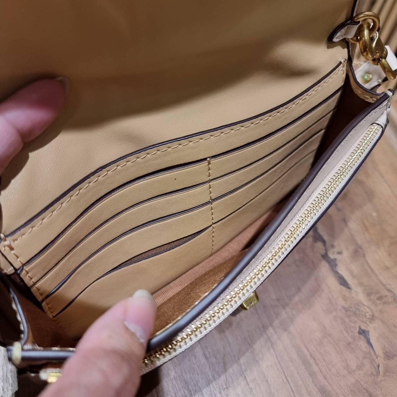 COACH C3824 FOLDOVER CROSSBODY CLUTCH IN SIGNATURE JACQUARD คลัทช์เก๋ๆที่สาวๆตามหา 2IN1 ไปอีกหนึ่ง!! กระเป๋าสะพายทรงคลัชท์ ใช้งานได้ถึง 2 แบบ จะพกเดี่ยวๆแทนกระเป๋าสตางค์ หรือคล้องสายสะพายข้าง สะพายชิคๆคูลๆ ก็ได้อีก มันดีงามมากทุกสี เพราะความละมุนของผ้า ja