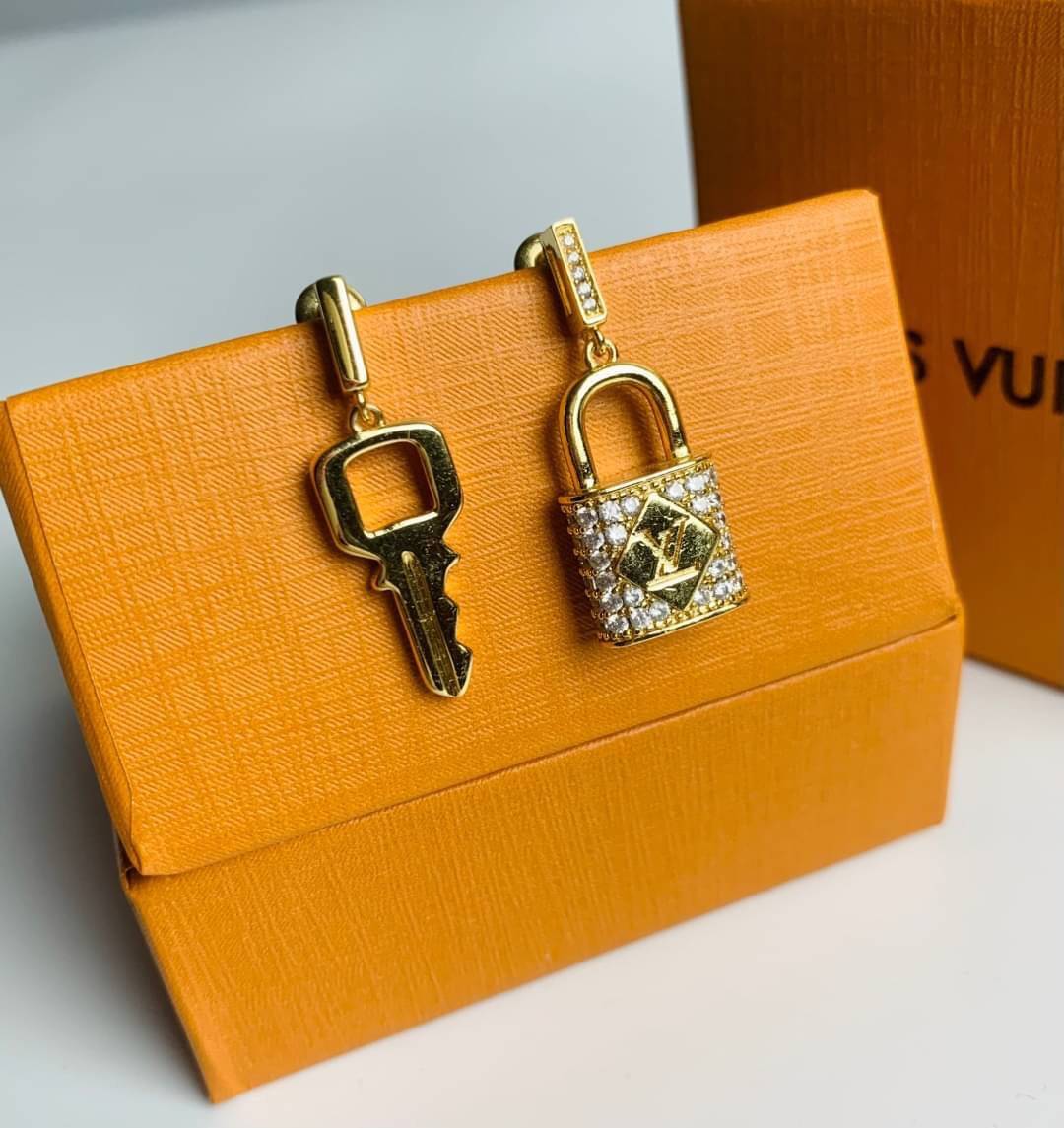 LV earring / Louis Vuitton earring ต่างหูหลุยส์ เกรดออริจินอล งานเคลือบโลหะทอง ไม่ลอกไม่ดำ เงาสวยคล้ายของจริงมากที่สุด สวยหรูหรา ผู้ดี ไฮโซสุดๆ งานเล่นไฟสวยมากค่ะ คอนเฟิม !!!!! เกรดสั่งทำแบบละเอียดที่สุด เก็บรายละเอียดครบ ปั้มโลโก้ สวยมากค่ะ