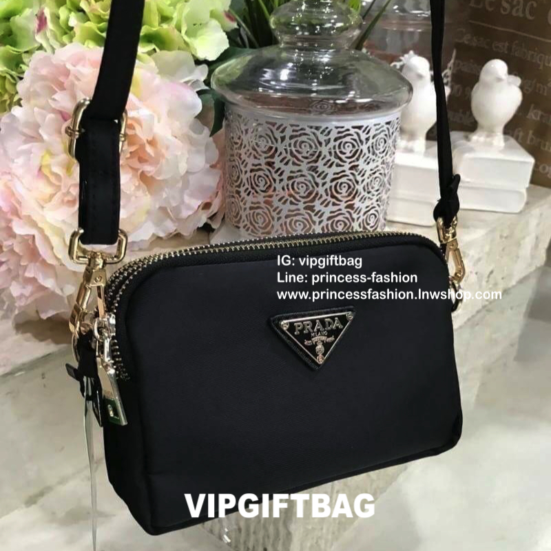 PRADA CROSSBODY BAG WITH ZIP GIFT WITH PURCHASE (GWP) กระเป๋าสะพายพรีเมี่ยมกิ้ฟ Limited Edition จากเคาน์เตอร์แบรนด์ดีไซน์เรียบหรูดูดี วัสดุ Nylon & Polyester 100% เนื้อหนาคุณภาพดีตามแบบฉบับของแบรนด์ ด้านหน้าประดับโลโก้มีช่องแบ่ง3ช่องเป็นสัดส่วนเปิดปิดด้วย