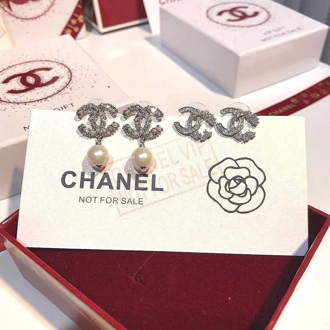 CHANEL DOUBLE EARRING VIP ชุดกิ๊ฟเซท ไอเท็มหายากชวนสะสมมาเป็นชุดให้ถึง2แบบ2สไตล์สลับใช้ ดีไซน์สวยหรูเลอค่าสุดคลาสสิค จองด่วนไอเท็มแบบนี้นานๆจะหลุดมาให้ช้อป จะซื้อใช้เองหรือมอบเป็นของขวัญก็เลิศหรูดูดีสินค้ามาใน Original Package บอกเลยว่า Must Have ซื้อ1ได้