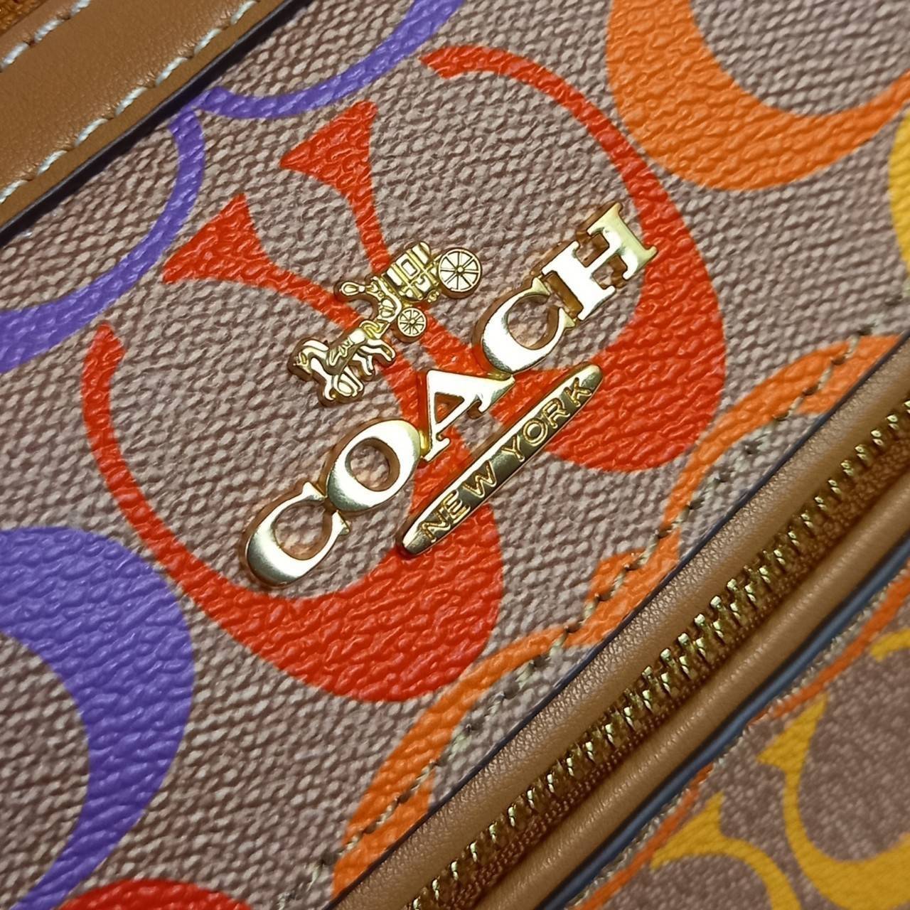 COACH ROWAN SATCHEL IN RAINBOW SIGNATURE CANVAS (COACH C4396)🌈 คอลเลคชั่นที่มาแรงที่สุด ร้อนแรงได้อย่างไม่มีแผ่วลงเลยสักนิด! โดดเด่น สดใส สะดุดตา🌈 ระดับตัวTOP ต้องยกให้เธอเลย กับ COACH ทรงหมอน 10" คอลเลคชั่นนี้// วัสดุหนังแคนว