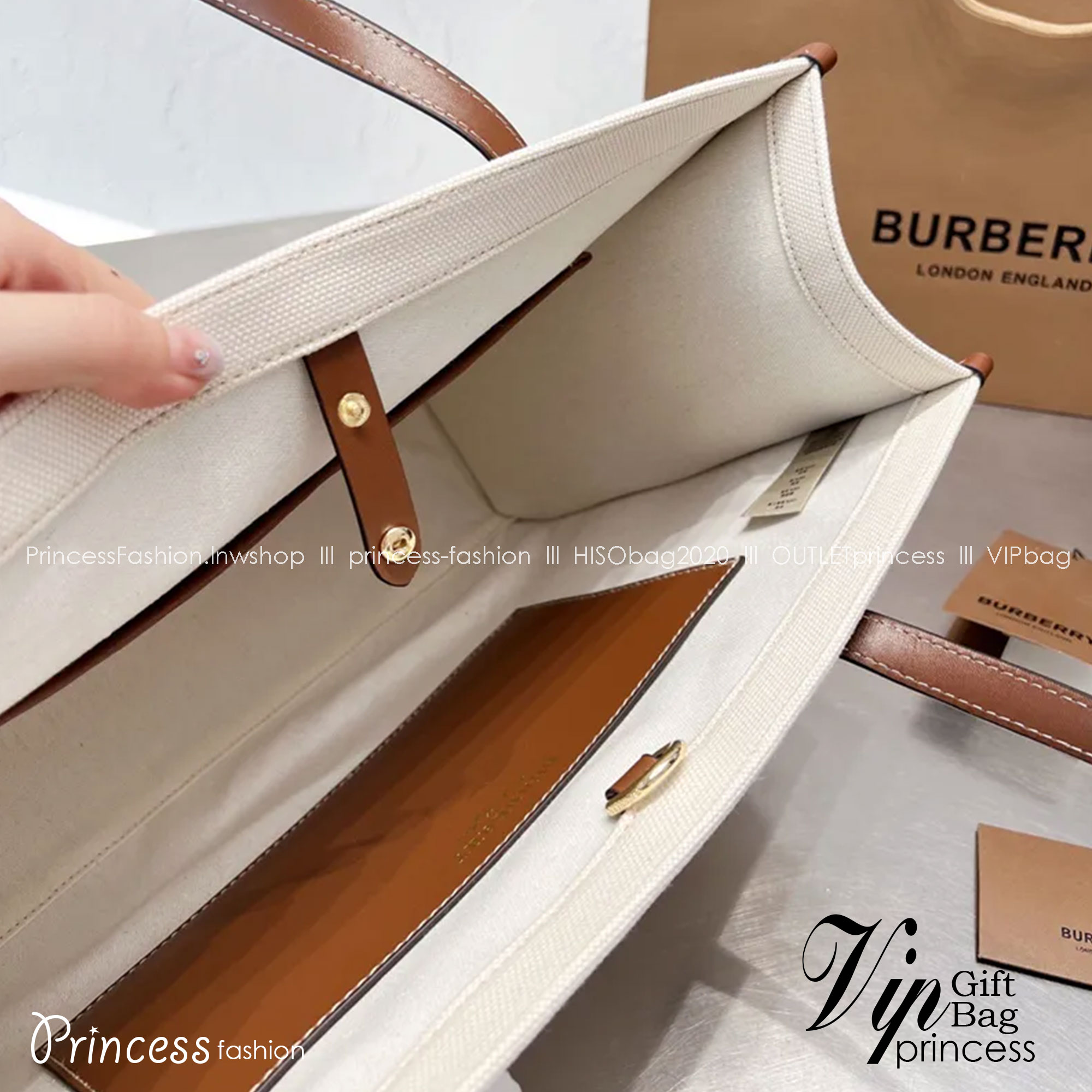 BURBERRY Leather-trimmed embroidered canvas tote / BURBERRY FRAGRANCES LARGE TOTE BAG / BURBERRY Freya Tote Bag วัสดุ Canvas & Leather ดีไซน์สวยอยู่ทรงสไตล์ Casual ด้านหน้ามีช่องใส่ของ ภายในโล่งกว้างและจุสุดๆสามารถใส่เอกสารA4 หนังสือ ของใช้ได้เยอะ หูหิ้วห