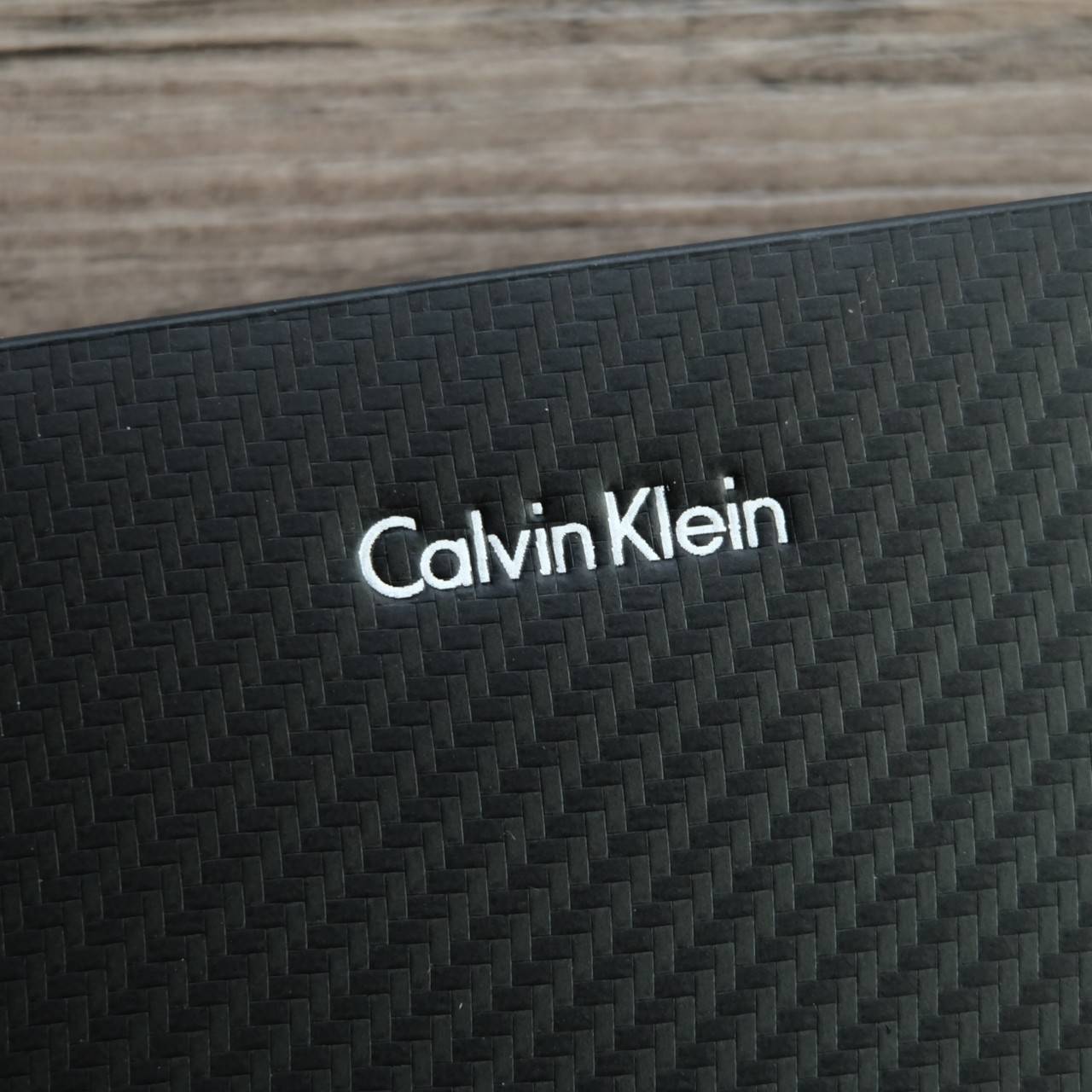 Calvin Klein Long Wallet กระเป๋าสตางค์ใบยาวซิปรอบ ภายในมีช่องใส่ธนบัตร, รูป, บัตร และช่องซิปใส่เหรียญ จะมอบเป็นของขวัญหรือใช้เองก็แนะนำเลยค่ะ