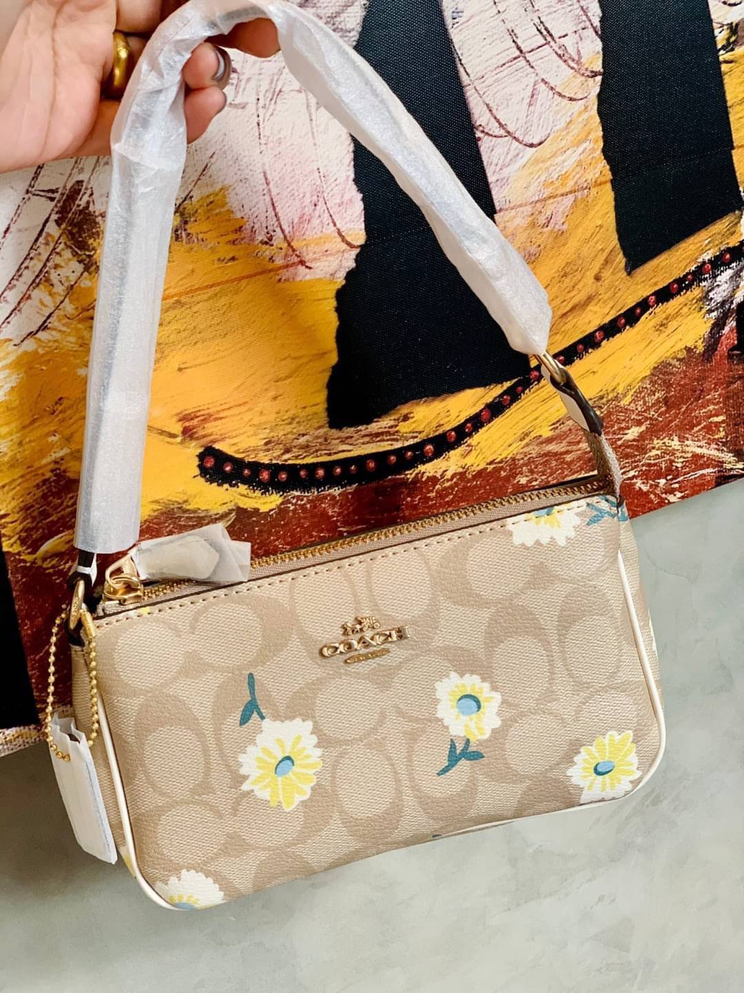 ไอเทมห้ามพลาดจร้าา COACH NOLITA SIGNATURE WITH DAISY PRINT ((C3357)) พร้อมส่งที่ไทย รุ่นต้องมีค่ะ! กระเป๋าหิ้วหรือคล้องมือ หนังแคนวาสปริ้นลายดอกDaisy สวยงาม น่าใช้มากค่ะ เปิดปิดกระเป๋าแบบซิป ภายในสามารถใส่มือถือได้ทุกรุ่น;กระเป๋าเงินใบกลางได้;พร้อมช่องเสี
