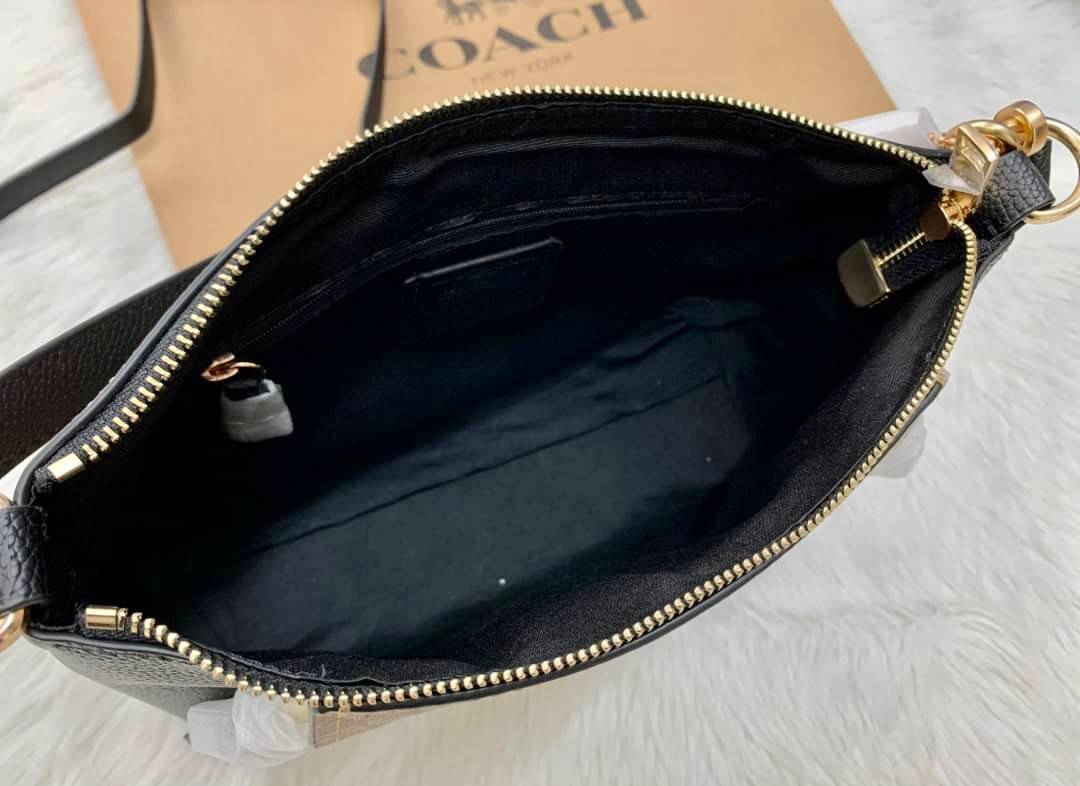 COACH SMALL MARLON SHOULDER BAG ((1600//1597)) 🌈พร้อมส่งที่ไทยอีกครั้ง ตามคำเรียกร้อง ห้ามพลาด! กระเป๋าหิ้ว//คล้องไหล่//สะพายข้างได้ หนังแท้ ทรงสวยมากค่ะ ด้านหน้ามีช่องซิปซ่อนแบบหนังห้อยให้2ช่อง ใส่ของจุกจิกค่ะ เปิดปิดกระเป๋าแบบซิป ภายในกว้างใส่ขอ