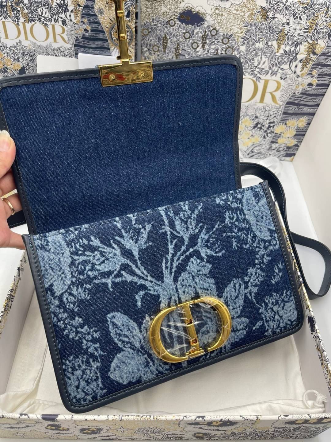 หนังแท้ DIOR Montaigne Denim Bag Blue Dior Jacquard กระเป๋าสะพายทรงกล่องเปิดหน้า งานหนังแท้และเดนิมแจ็กการ์ดอย่างดี แต่งอะไหล่CD ด้านหน้า มาพร้อมสายสะพายสามารถปรับระดับได้ ทรงสี่เหลี่ยมหนังเรียบสวยหรูอยู่ทรง ภายในโล่งมีโลโก้สามารถใส่มือถือของใช้จุกจิกได้ 