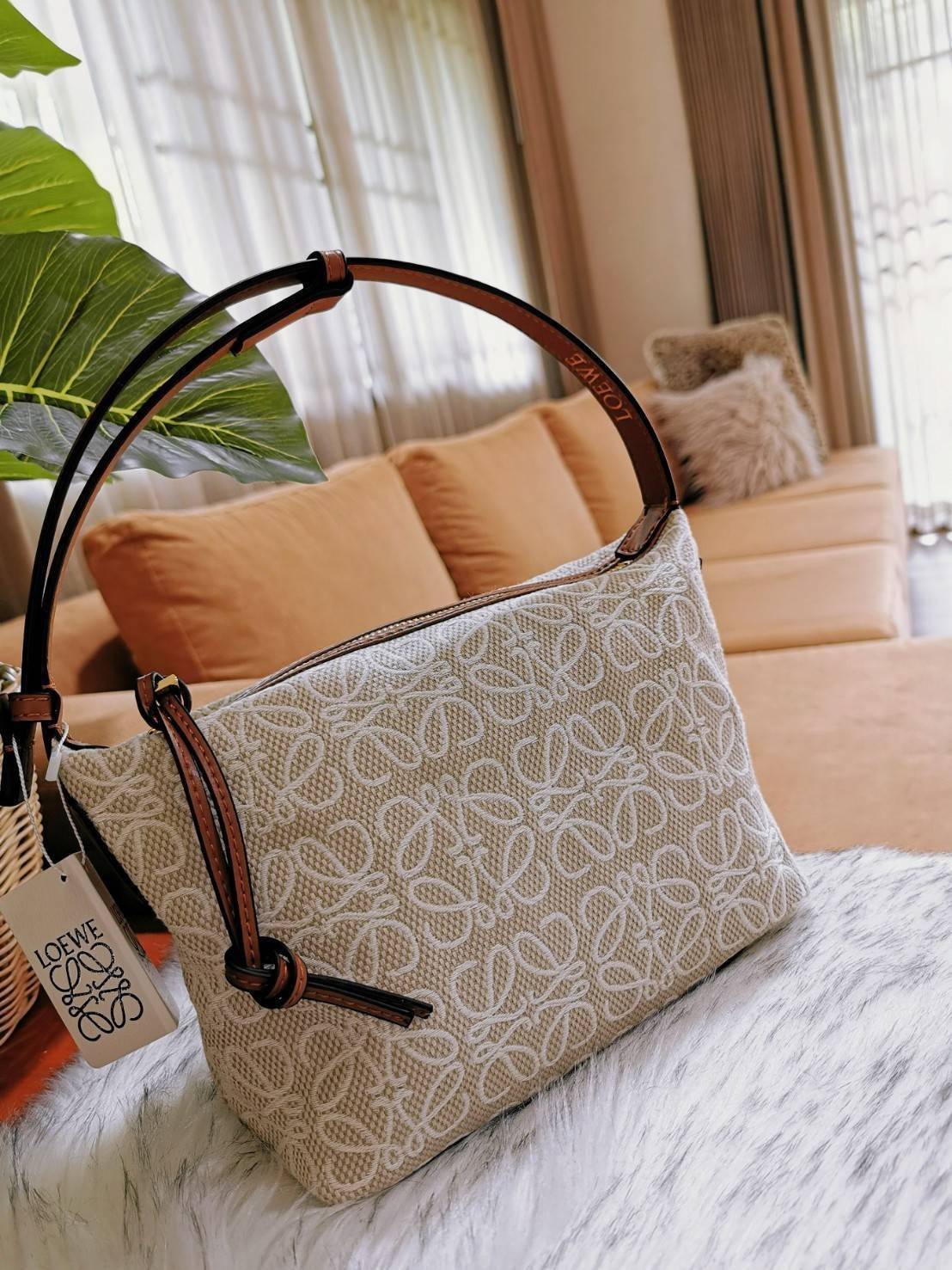 Must Have!✴️ นาทีนี้ต้อง NEW! LOEWE ANAGRAM SHOULDER BAG VIP GIFT WITH PURCHASE (GWP) กระเป๋าถือหรือสะพายพรีเมี่ยมกิ๊ฟ Limited จาก LOEWE PERFUME DUTYFREE COUNTER รุ่นใหม่วัสดุ Anagram Canvas Jacquard Fabric ผสมผสานกับหนังแท้ Calfskin ลงตัวสุดคลาสสิ