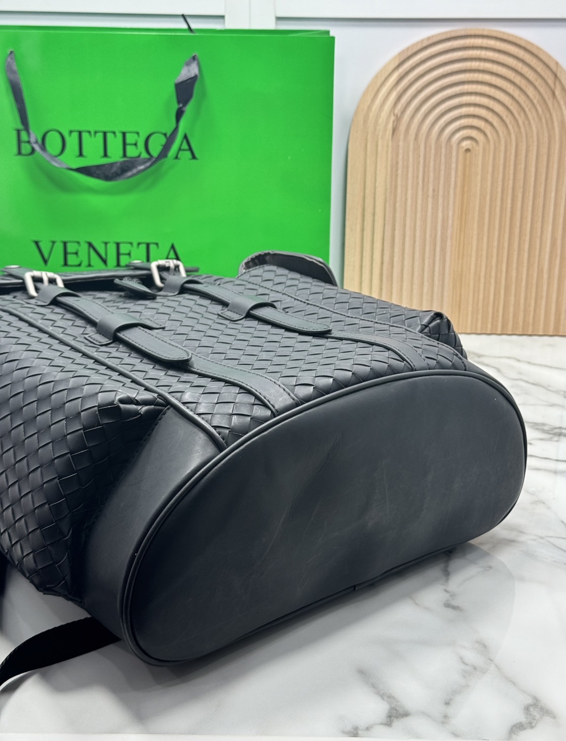 ORI หนังแท้ | Bottega Veneta Shadow Signature Flap Backpack กระเป๋าเป้ กระเป๋าสะพายหลัง โดดเด่นด้วยงานสานตารางสวยคลาสสิคเรียบหรูเป็นเอกลักษณ์ ดีไซน์เรียบง่าย แต่ดูแพง กิมมิคที่ใครๆก็อยากเป็นเจ้าของ