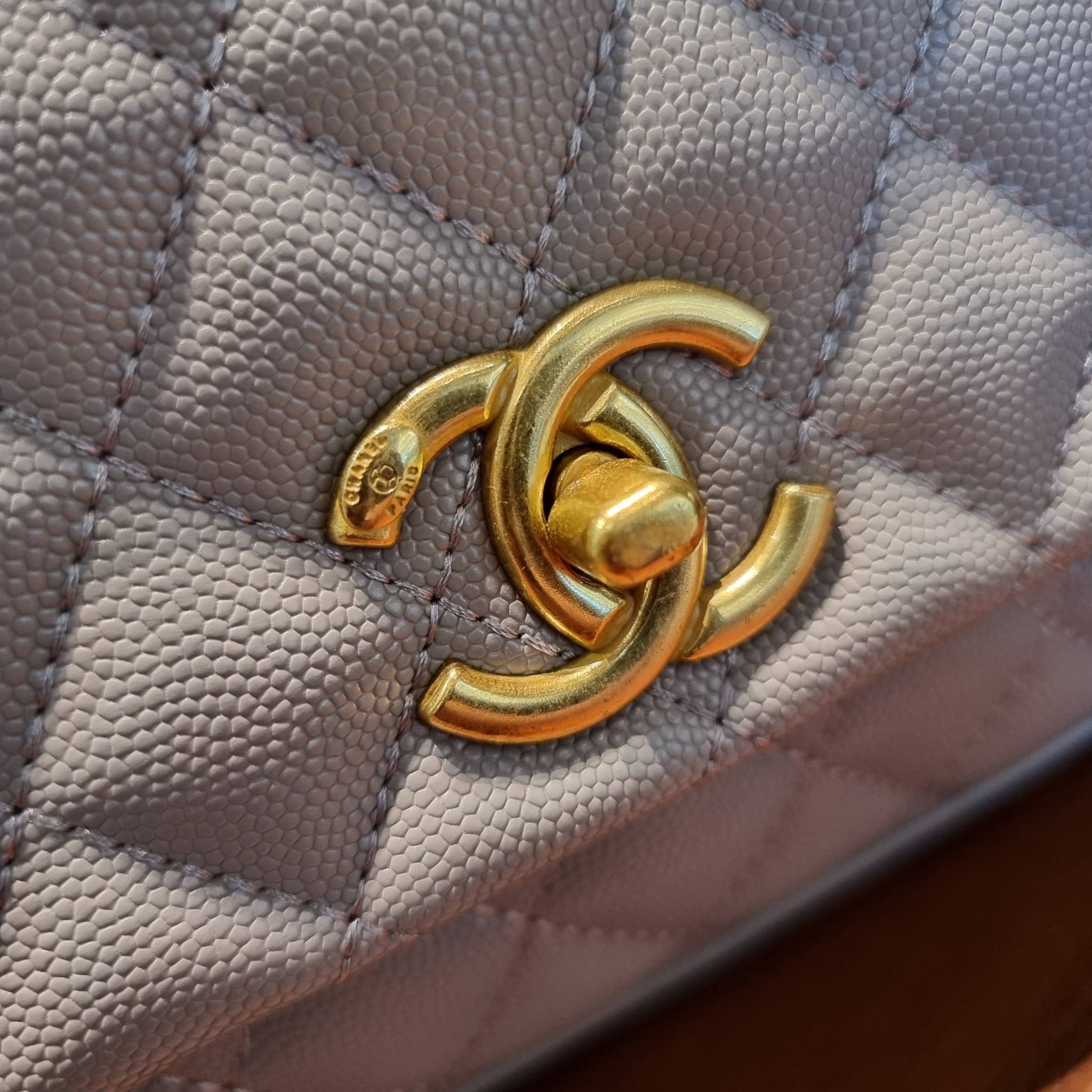 VIP 】รุ่นยอดฮิตตลอดกาล ไซส์กำลังสวย!! จากแบรนด์ Chanel กระเป๋าถือ/สะพาย หนังลายคาเวียร์ โลโก้เด่นชัด เปิด-ปิดกระเป๋าด้วยตัวบิดล็อค อะไหล่สีทองหรู ทรงสวยผู้ดี ภายในกระเป๋ามีช่องโล่งกว้างจุของได้พอสมควร มีช่องซิปแบ่งสัดส่วน ด้านหลังมีช่องเก็บของจุกจิกอีก 1 