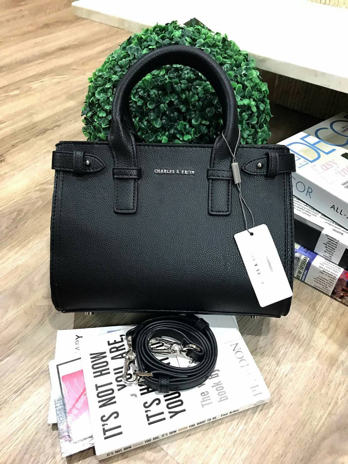 CHARLES & KEITH BASIC TOP HANDLE BAG กระเป๋าถือหรือสะพายรุ่นใหม่ชน shop ดีไซน์สวย อยู่ทรง ขนาดกำลังดี น้ำหนักเบา ด้านหน้าประดับโลโก้แบรนด์ เปิดปิดด้วยซิปสะดวกใช้ ด้านข้างมีสายรัดปรับทรงกระเป๋าค่ะ ภายในมีช่องซิป ใส่กระป๋าสตางค์ใบยาว mini iPad ได้ค่ะ มีหมุด