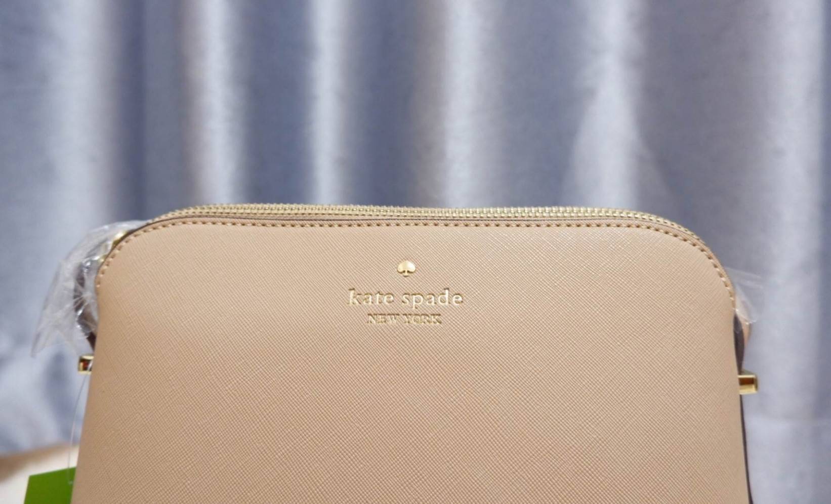 KATE SPADE CEDAR STREET MANDY แบรนด์ดังจากอเมริกาสุดฮิต กระเป๋าขนาดน่ารัก สะพายข้าง หนัง saffiano ภายในลายสวยเก๋สีทองเรียบหรู ทรงแข็งอยู่ทรง MUST HAVE!!