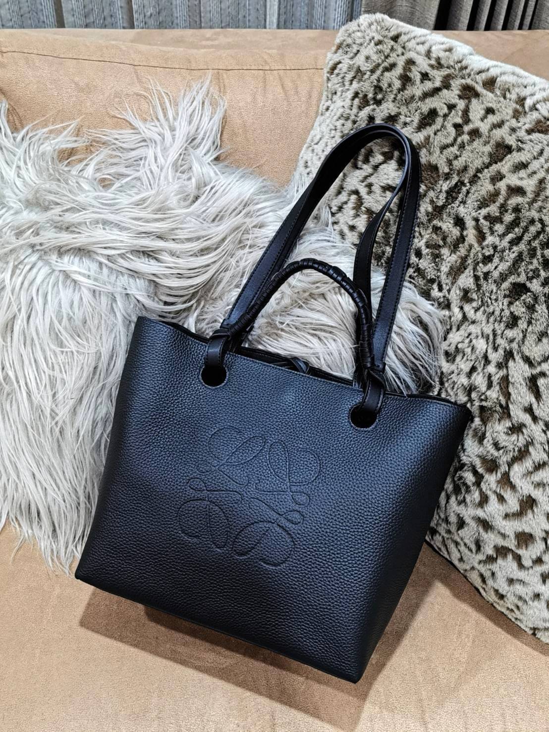 พร้อมส่งความสวย! Super Rare! ห้ามพลาด!✴️ LOEWE HANDLE & SHOULDER BAG VIP GIFT WITH PURCHASE (GWP) กระเป๋าหนังแท้พรีเมี่ยมกิ๊ฟ Limited จาก LOEWE PERFUME DUTYFREE รุ่น Rare items สุดๆวัสดุหนังแท้ Lambskin แบบนิ่มเทคเจอร์สวยดีไซน์สุดหรูคงเอกลักษณ์แบรน