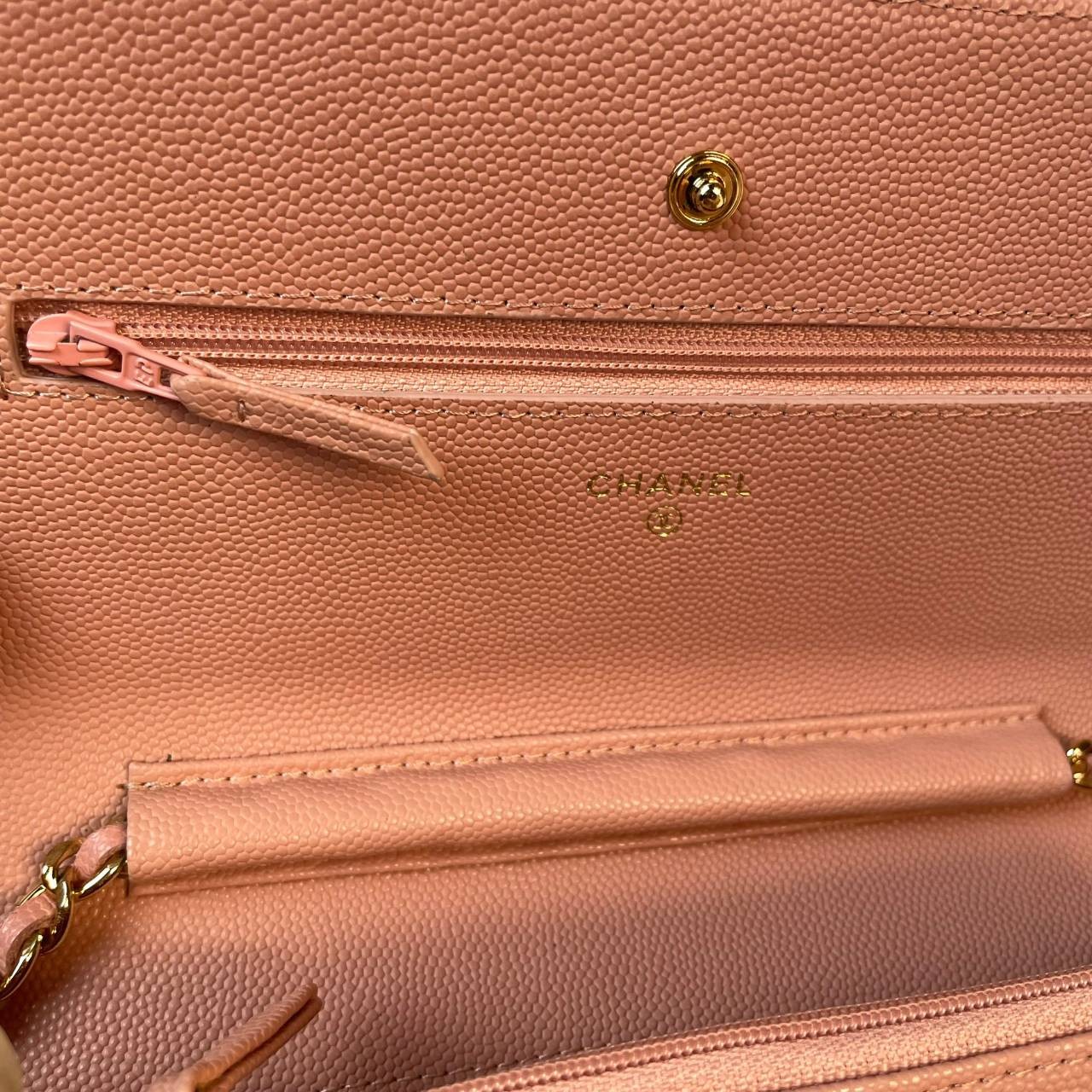 VIP 】หนังแท้ CHANEL WOC style โทนสีพาสเทล กระเป๋าสะพายทรงสวยตลอดกาล วัสดุหนังลายคาเวียร์ เนื้อนุ่ม อยู่ทรงคุณภาพดีตามแบบฉบับของแบรนด์ น้ำหนักเบา ด้านหน้ามีโลโก้แบรนด์อะไหล่หรู มีช่องใส่บัตร ใส่ของจุกจิก เปิดปิดด้วยฝาปิดกระดุม ซับในหนัง ตัวจริงสวยมากๆถูกใจ
