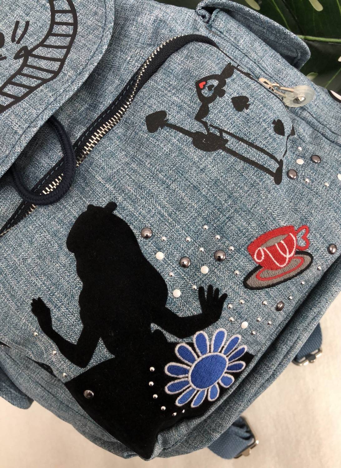 Kipling Disney's Alice in Wonderland Printed Backpack กระเป๋าเป้ Limited คอลเลคชั่น ALICE วัสดุ Denim+Polyester 100% เปิดปิดด้วยฝาปิด กระดุมแม่เหล็ก และซิปรอบ มาพร้อมพวงกุญเเจลิง ถอดเเยกใช้ได้ มีช่องซิปด้านหน้า และด้านหลัง พร้อมช่องใส่ของด้านข้าง 2 ด