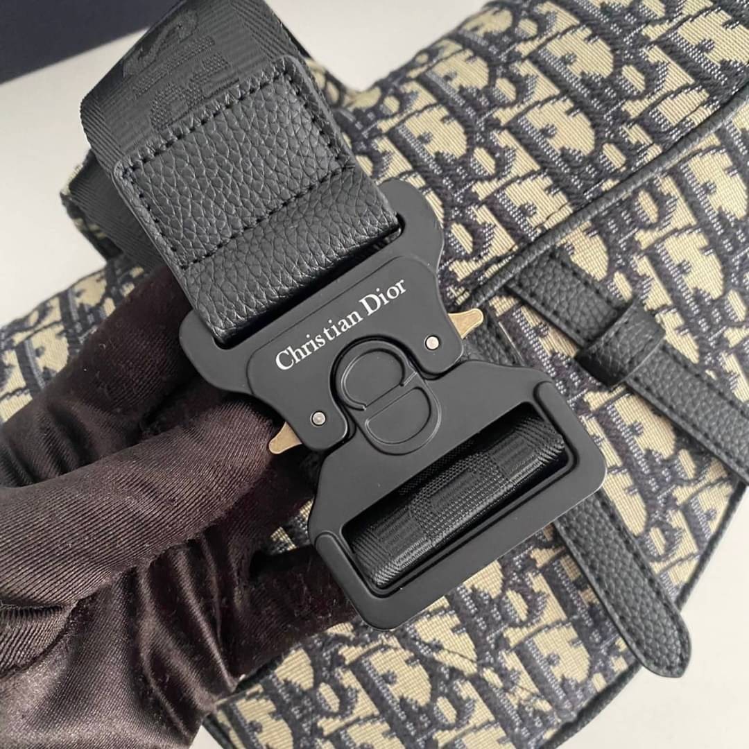 Dior Saddle Crossbody Bag Oblique / Dior Belt Bag เกรดใช้งานสลับของแท้ เกรดออริจินอล พร้อมส่ง กระเป๋าสะพายข้างสุดเท่แบรนด์ดัง สายปรับขนาดได้ตามต้องการ คุณภาพดี ทนต่อการใช้งาน ใส่ของไก้เยอะจุใจ ภาพสินค้าถ่ายจากงานขายจริง ใช้งานต่างประเทศได้
