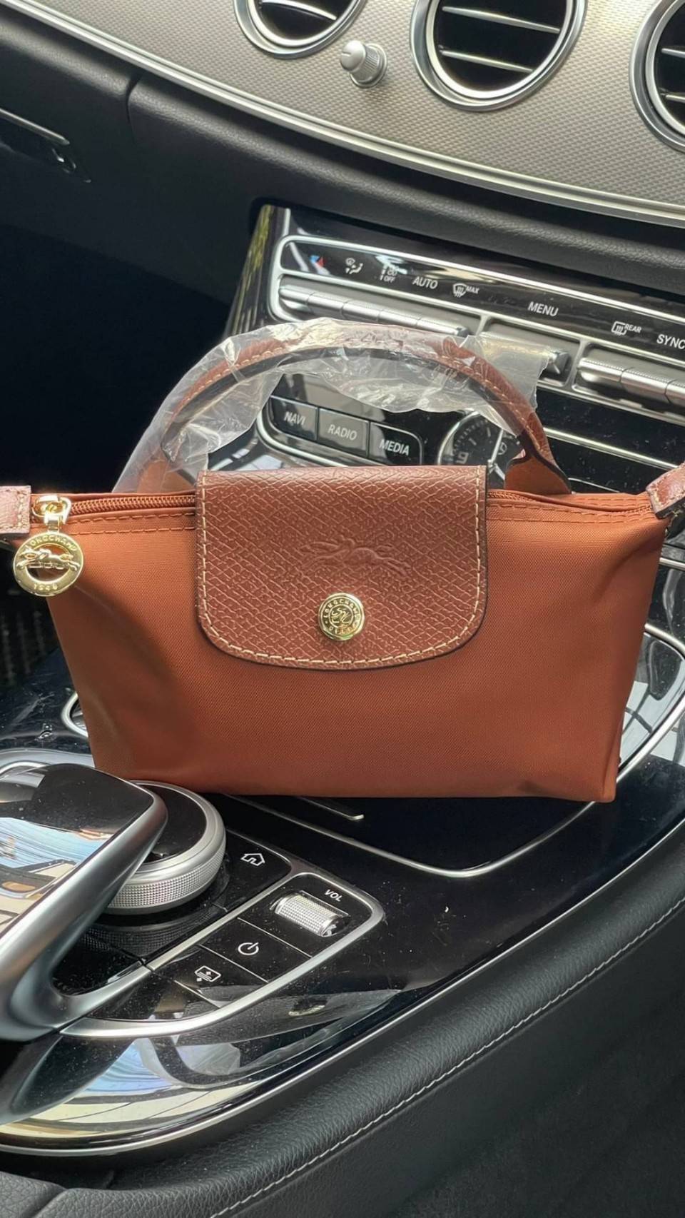 LONGCHAMP LE PLIAGE ORIGINAL Pouch with handle กระเป๋าถือขนาดมินิทรงpouch ให้ความหรูหราจาก Le Pliage (เลอ ปลิยาจ) ในขณะที่ที่ปิดแบบซิปช่วยให้คุณมั่นใจได้