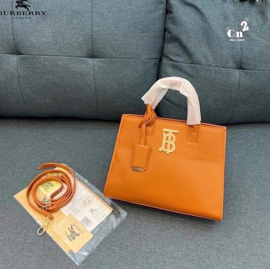 VIP 🥂 Burberry Mini Leather Frances Bag / Burberry shoulder bag กระเป๋าสะพายทรงtote หน้าติดอะไหล่แบรนด์สีทองหรู งานจริงสวยเลอค่ามากๆไม่ผิดหวัง Rare items เด็ดๆแบบนี้ห้ามพลาดนะคะ!