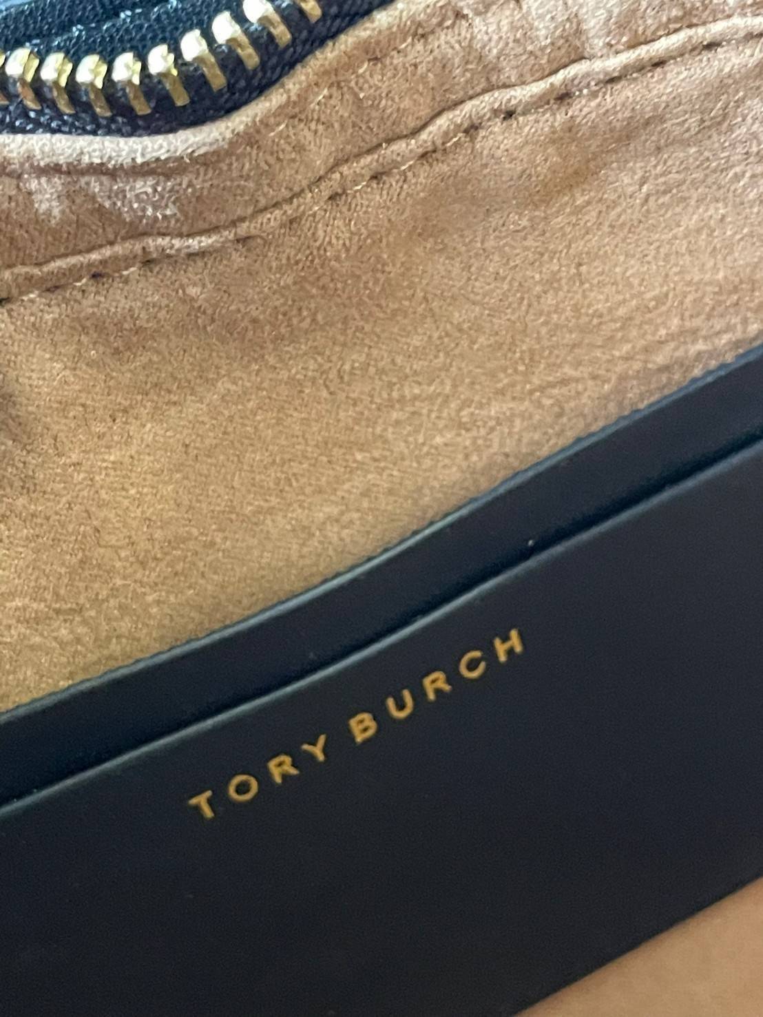 Tory burch Kira logo-plaque crossbody bag กระเป๋า Kira ของ Tory Burch เป็นส่วนหนึ่งของคอลเล็กชั่นที่โดดเด่น และมีหลายรุ่นด้วยกัน โดยมีป้ายโลโก้ Double T ของแบรนด์อยู่ตรงกลาง มีความเรียบง่ายแต่ยังคงความหรูหราโดดเด่นด้วยวัสดุบุผิว ป้ายโลโก้สีทอง สายสะพายโซ่
