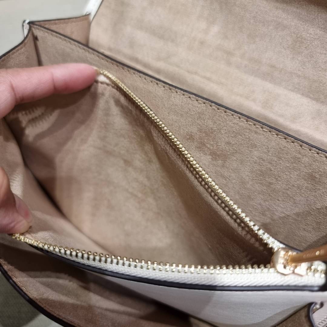 COACH C9230 KLARE CROSSBODY IN SIGNATURE CANVAS WITH FLORAL EMBROIDERY น้องใหม่คอลล่าสุด กับกระเป๋าสะพายข้าง โทนสีละมุนลูกคุณหนู ดีไซน์ปักดอกไม้เพิ่มลูกเล่น ให้ดูแพง วัสดุผนังแคนวาสสลับหนังแท้ สายสะพายโซ่สลับหนัง สะพายยังไงก็ขับผิว เปิด-ปิดด้วยกระดุมแม่เห