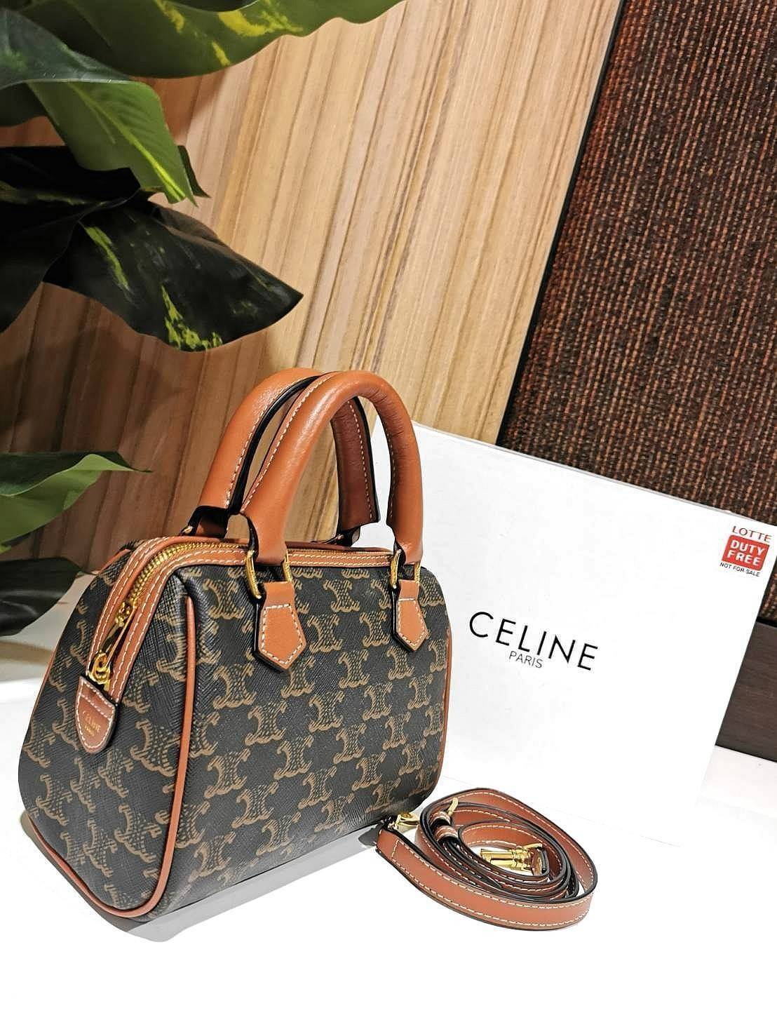 CELINE MINI CROSSBODY BAG VIP วัสดุ Triomphe Canvas สวยอยู่ทรงดีไซน์ยอดนิยมทรง Speedy ไม่มีเอ้าท์ค่ะ เปิดปิดด้วยซิปแบรนด์อะไหล่ทอง ใส่กระเป๋าสตางค์ มือถือ ของจุกจิกได้เยอะ หูจับแข็งแรงพับลงได้ พร้อมสายหนังยาวปรับระดับได้ถอดได้ อะไหล่แบรนด์สีทองหรูมีโลโก้ 