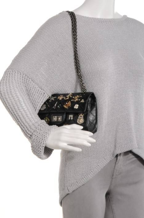 CHANEL ! Chanel Black Quilted Leather Limited Edition Lucky Charm Reissue Classic Bag กระเป๋าทรงคลาสสิคมาใหม่จาก Chanel วัสดุหนังแกะนิ่มกึ่งสังเคราะห์ ดีไซต์เป็นเอกลักษณ์ที่น่าจดจำ ด้านหน้าตกแต่งด้วยรูปสัตว์สิ่งของนำโชค อะไหล่ทอง มาพร้อมสายสะพายโซ่ทักทอเป