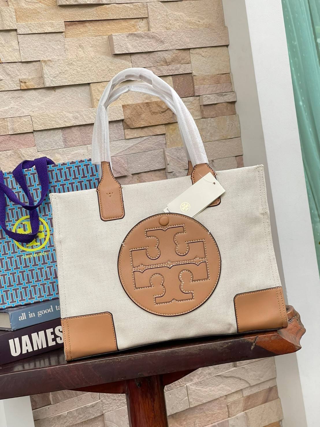 Tory Burch Ella maxi Logo Canvas Mini Tote Bag Collection นี้เป็นกระเป๋าที่ตอบโจทย์สาววัยทำงานอย่างมาก ด้วยโทนสีที่สุภาพ เรียบหรู อีกทั้งยังมีขนาดกำลังดีไม่ใหญ่จนเกินไปและยังบรรจุของได้จำนวนมาก จึงสามารถหิ้วไปทำงาน ชอปปิง หรือจะใช้เป็น Everyday Bag ในชีวิ